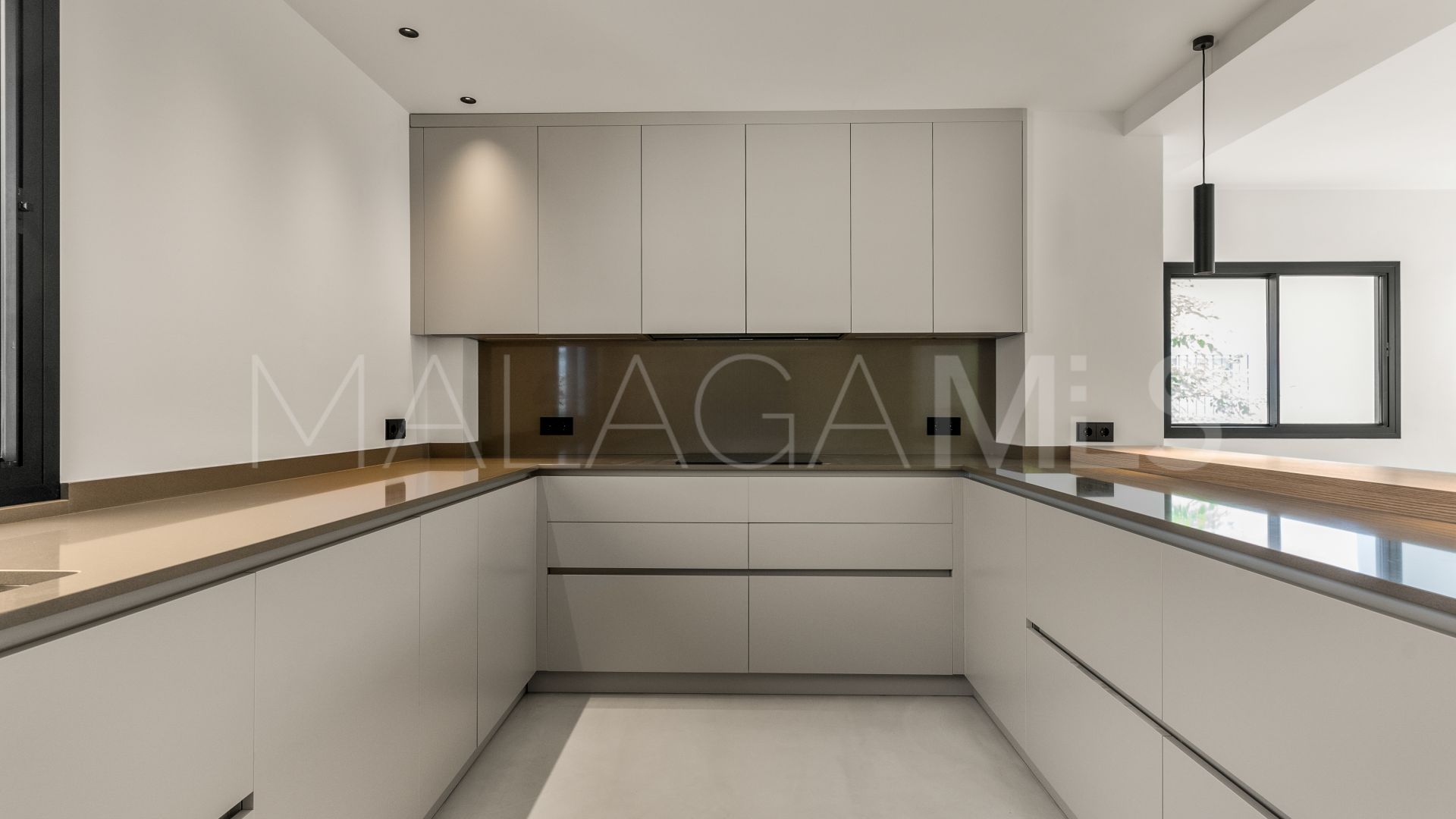 Villa for sale in New Golden Mile