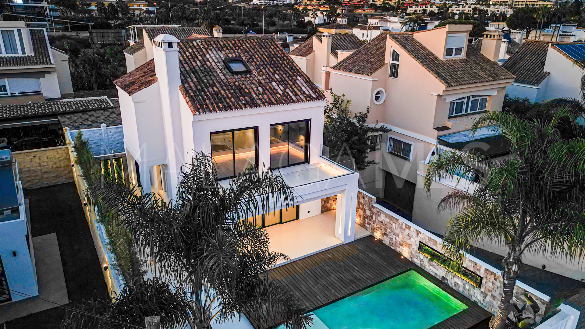 Villa for sale in New Golden Mile