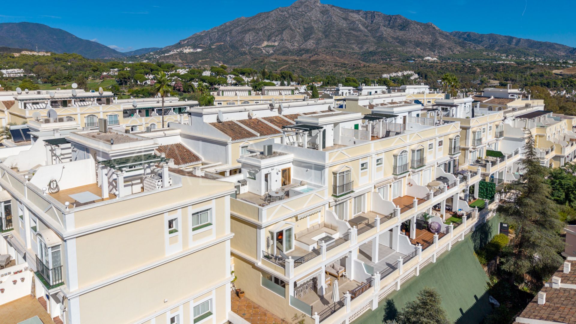 Buy pareado with 4 bedrooms in Aloha Gardens