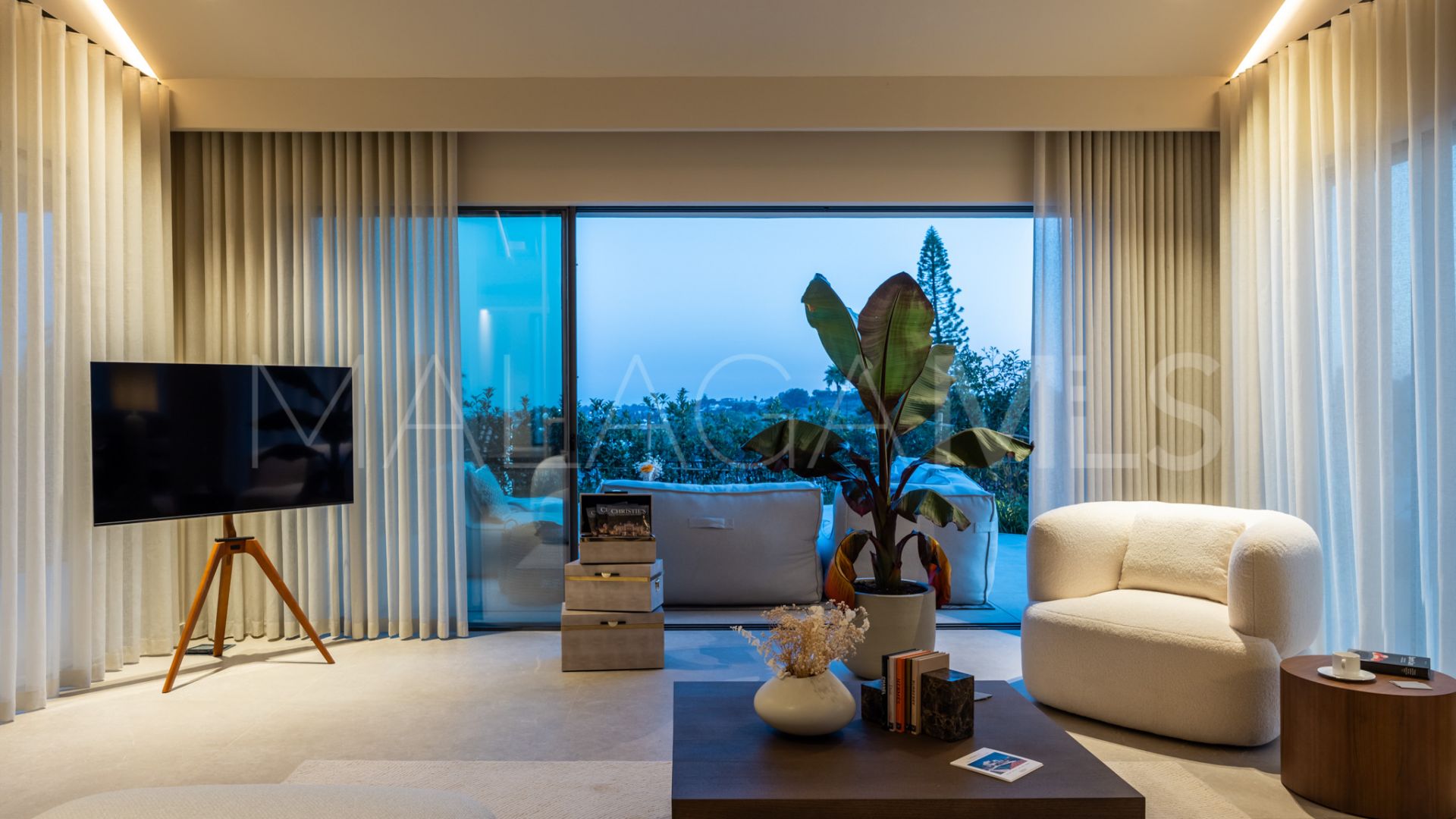 Villa for sale in Nueva Andalucia