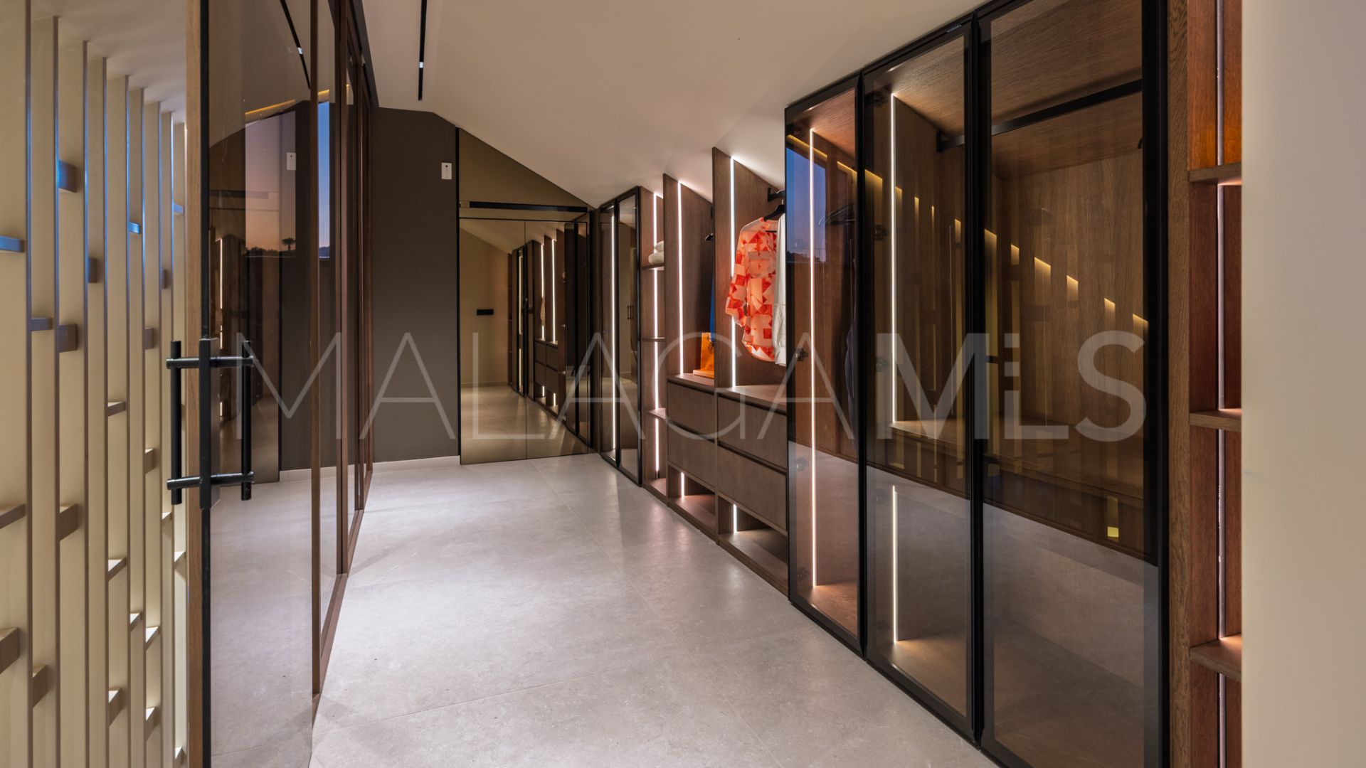 Villa for sale in Nueva Andalucia