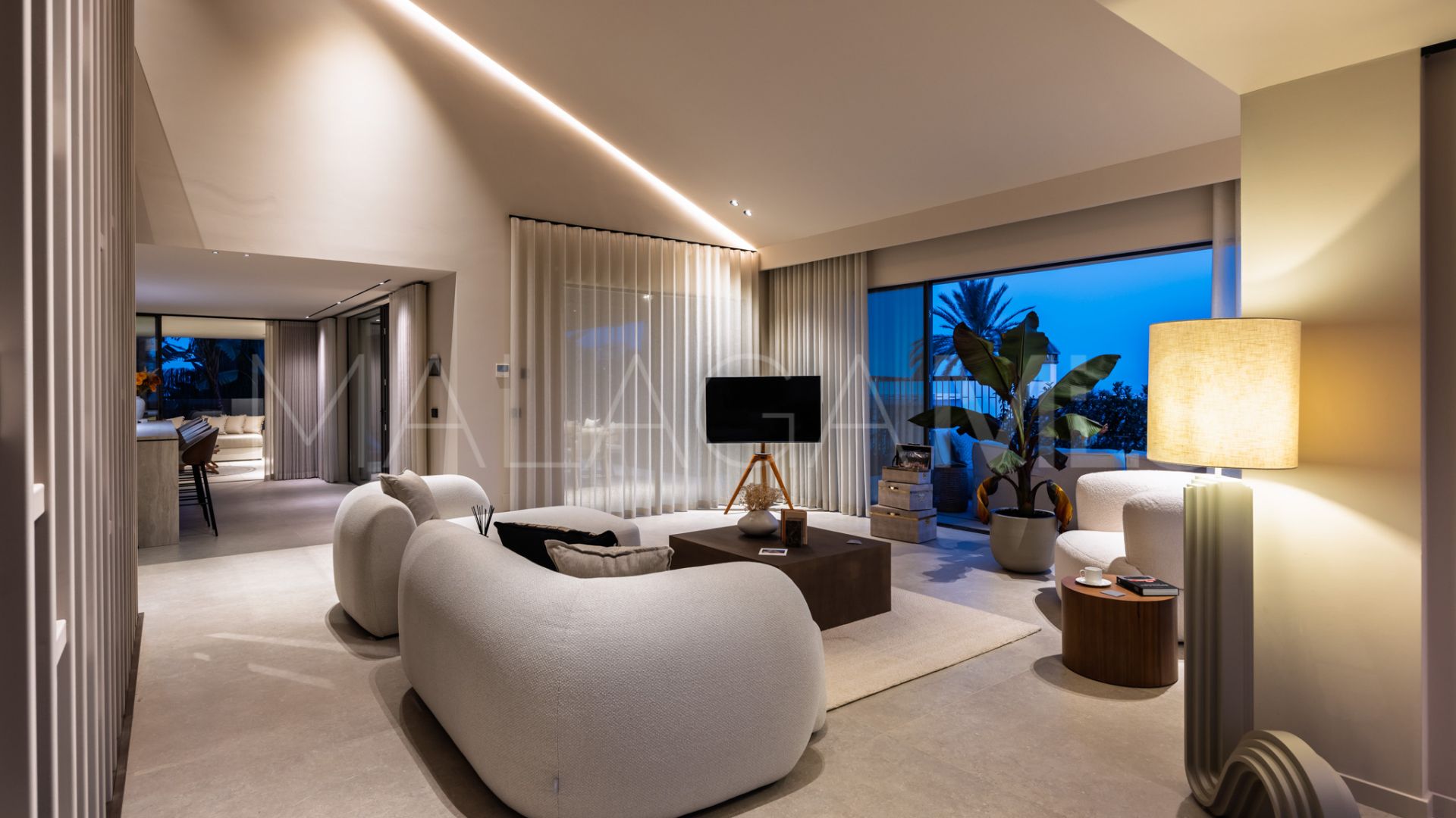 Villa for sale in Nueva Andalucia