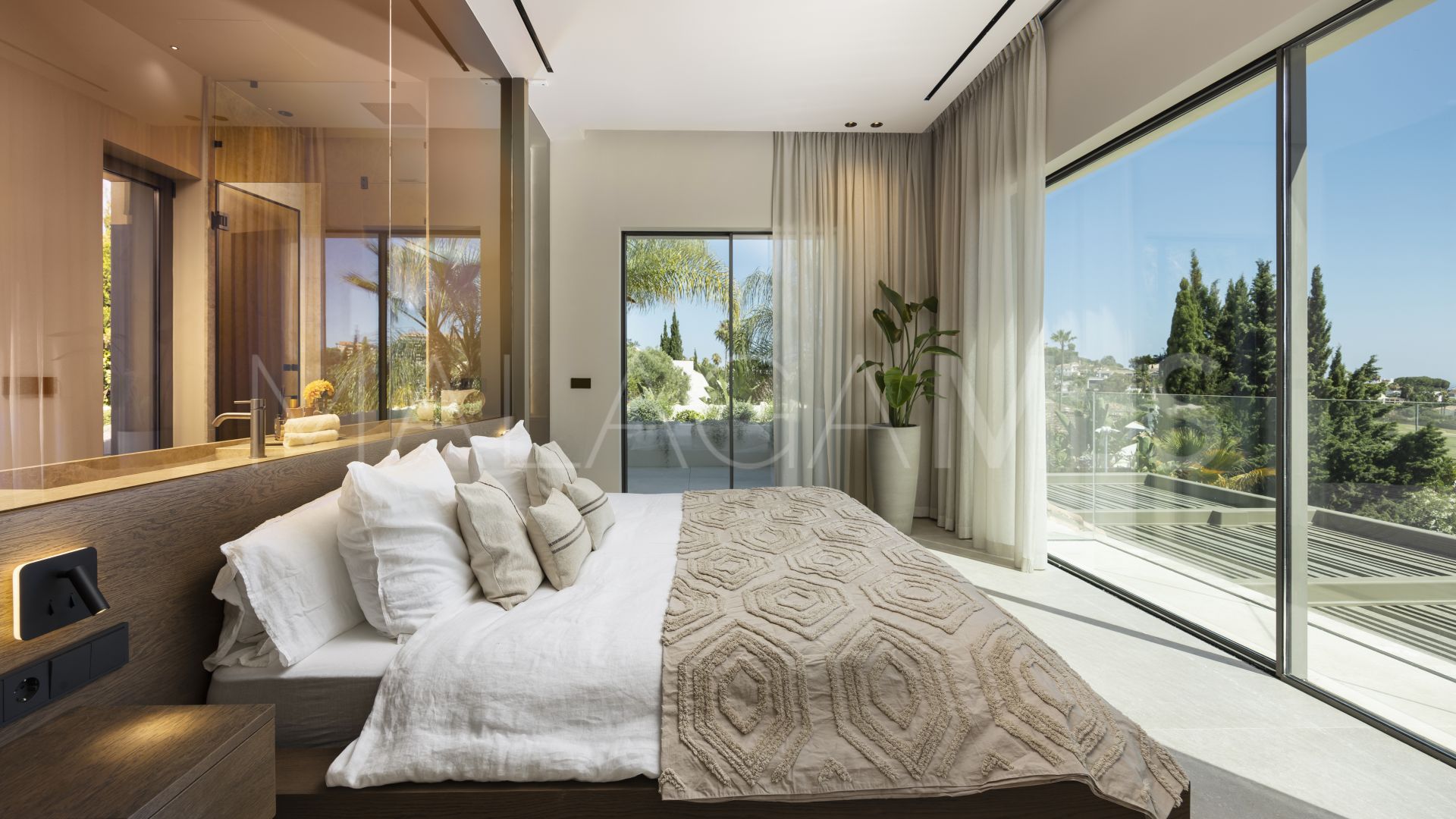 Villa for sale in Nueva Andalucia