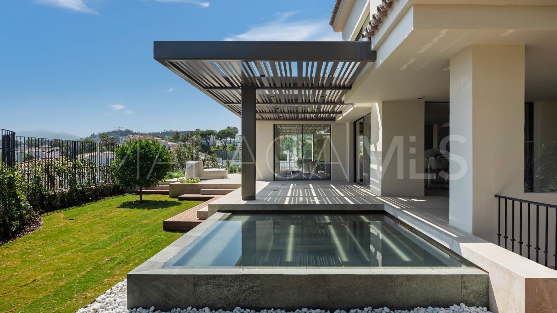 Villa for sale in Nueva Andalucia