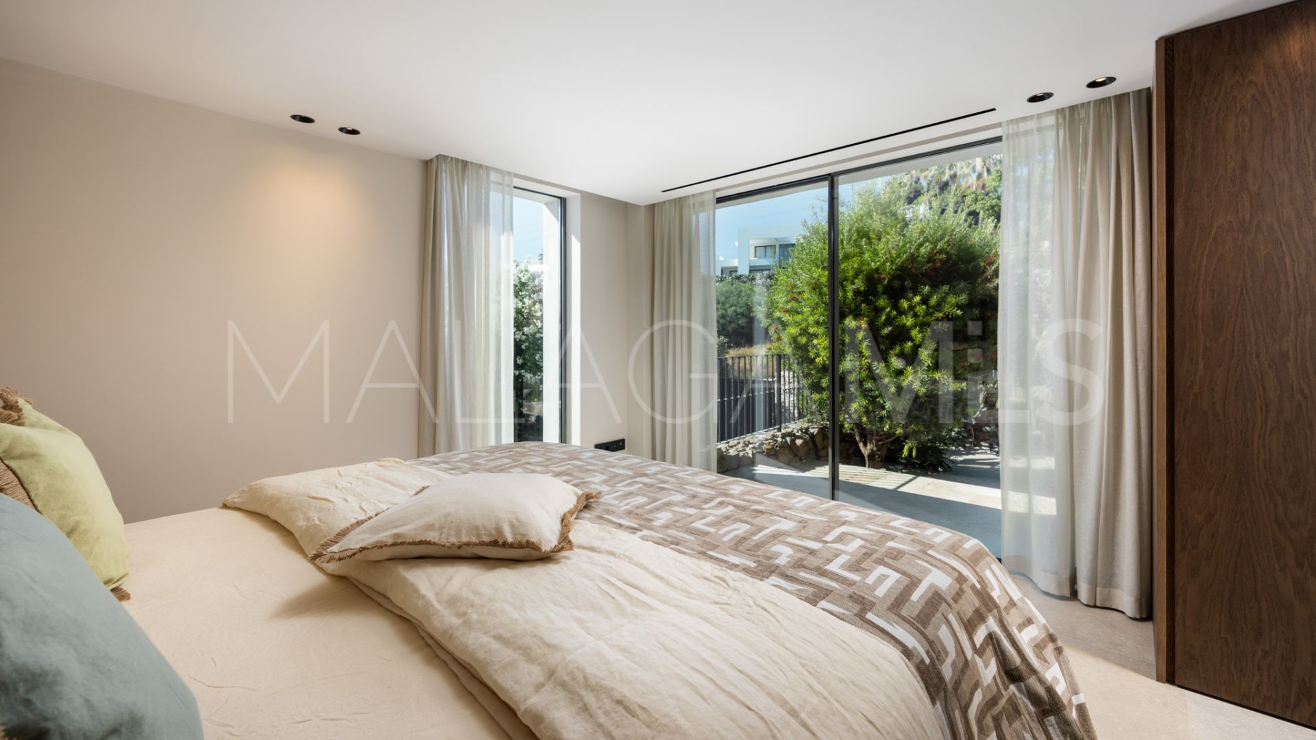 Villa for sale in Nueva Andalucia