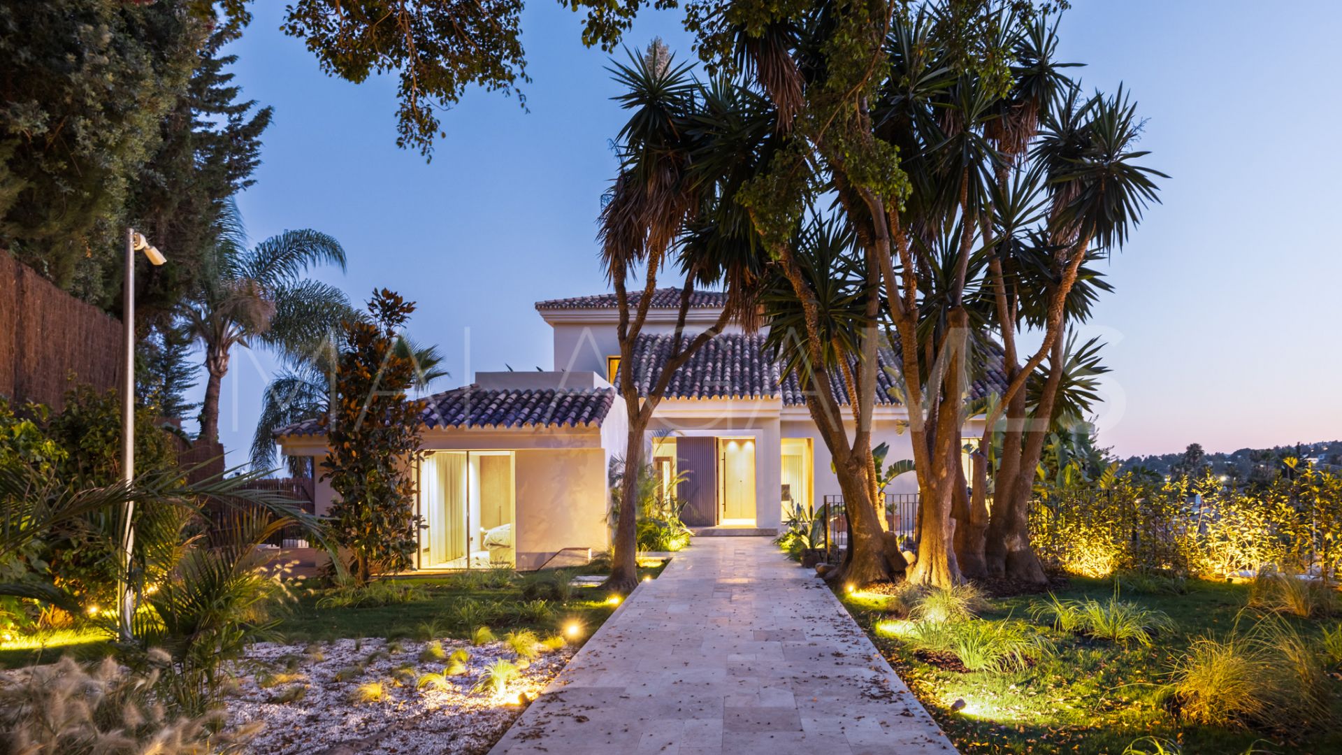 Villa for sale in Nueva Andalucia