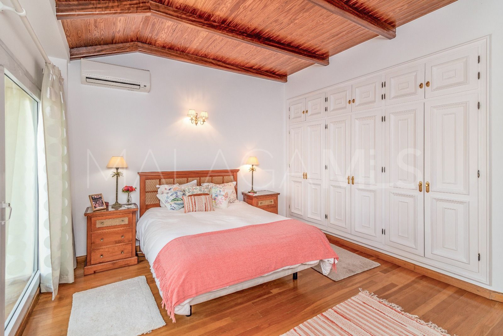 Buy Rio Real villa with 6 bedrooms