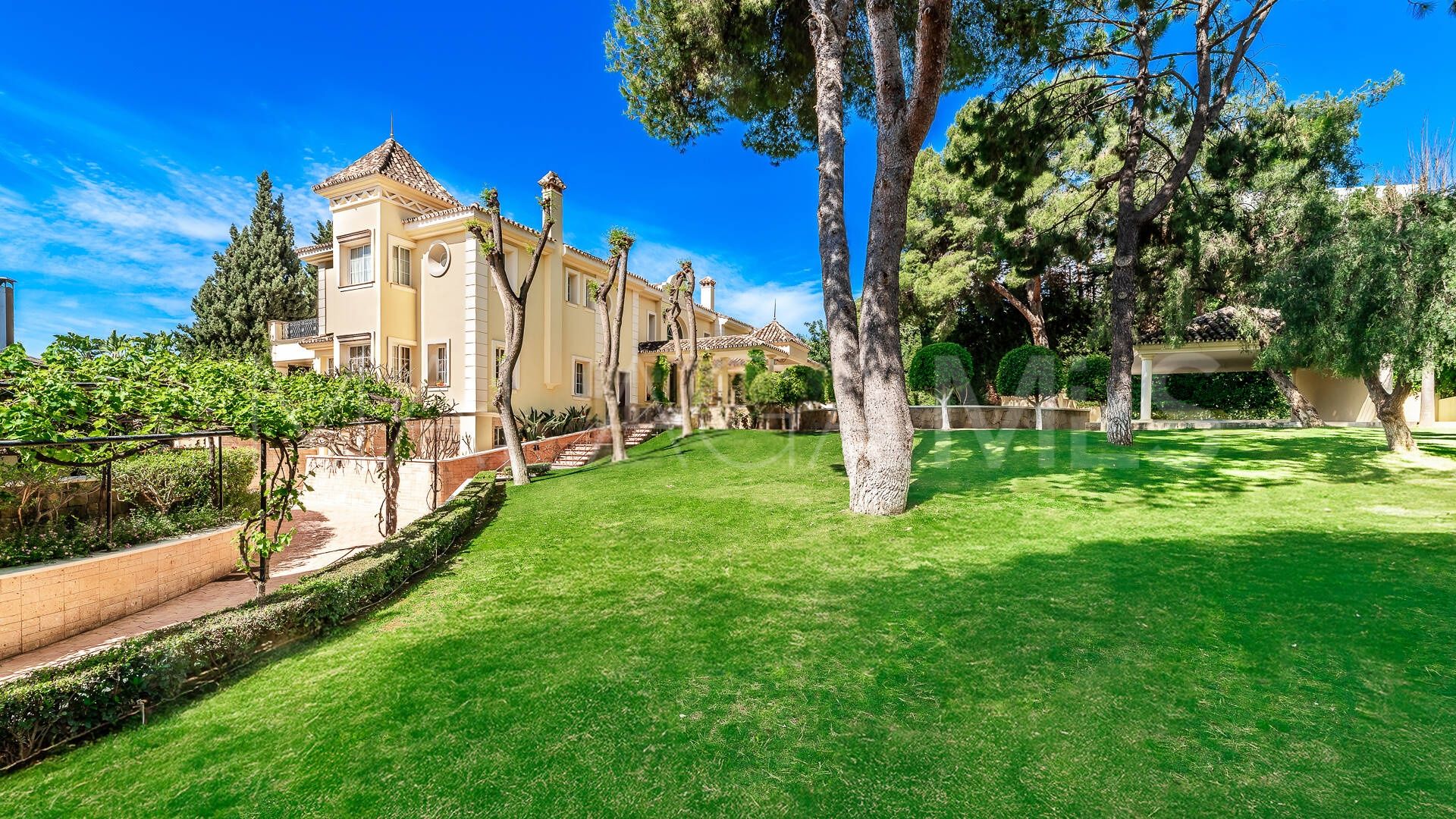 Villa for sale in Sierra Blanca