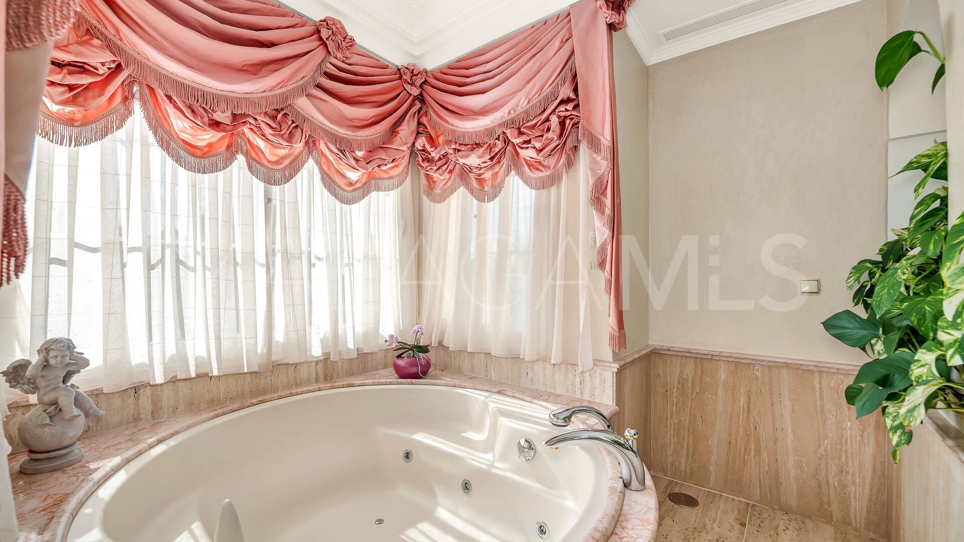 Villa for sale in Sierra Blanca