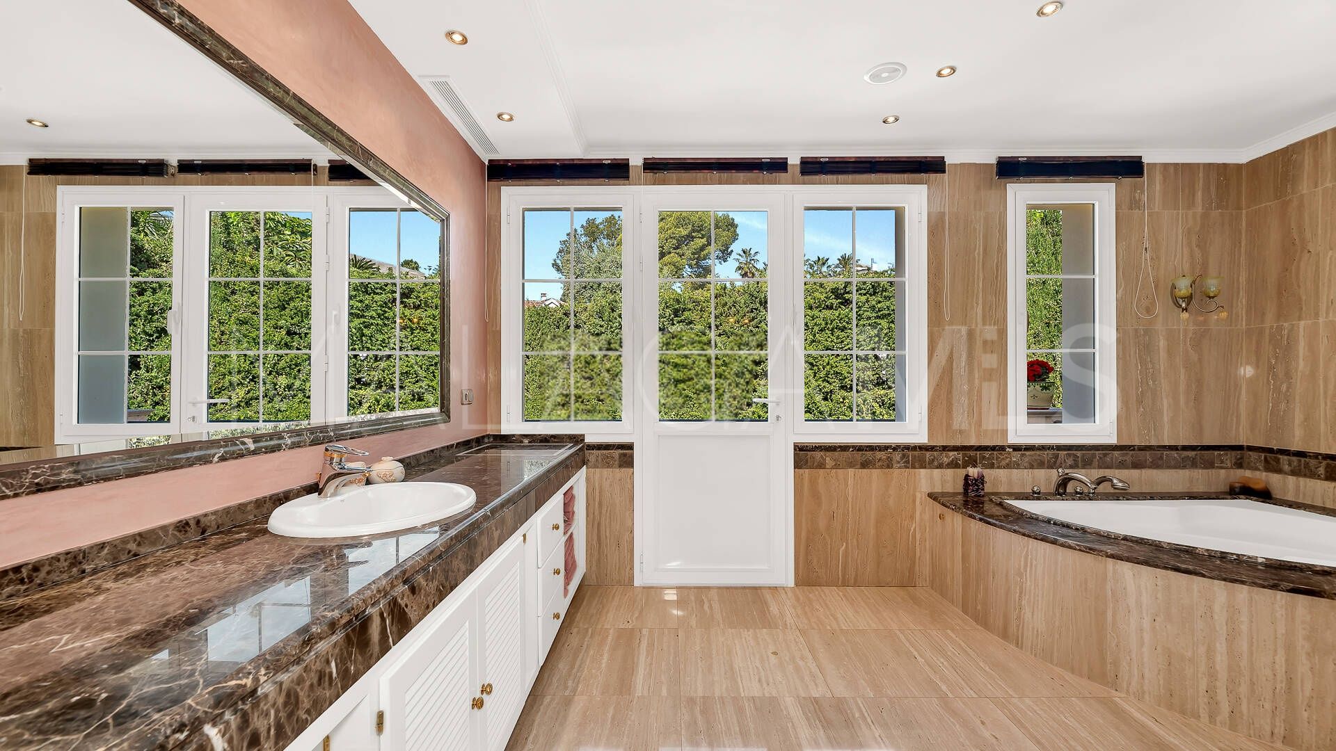 Villa for sale in Sierra Blanca