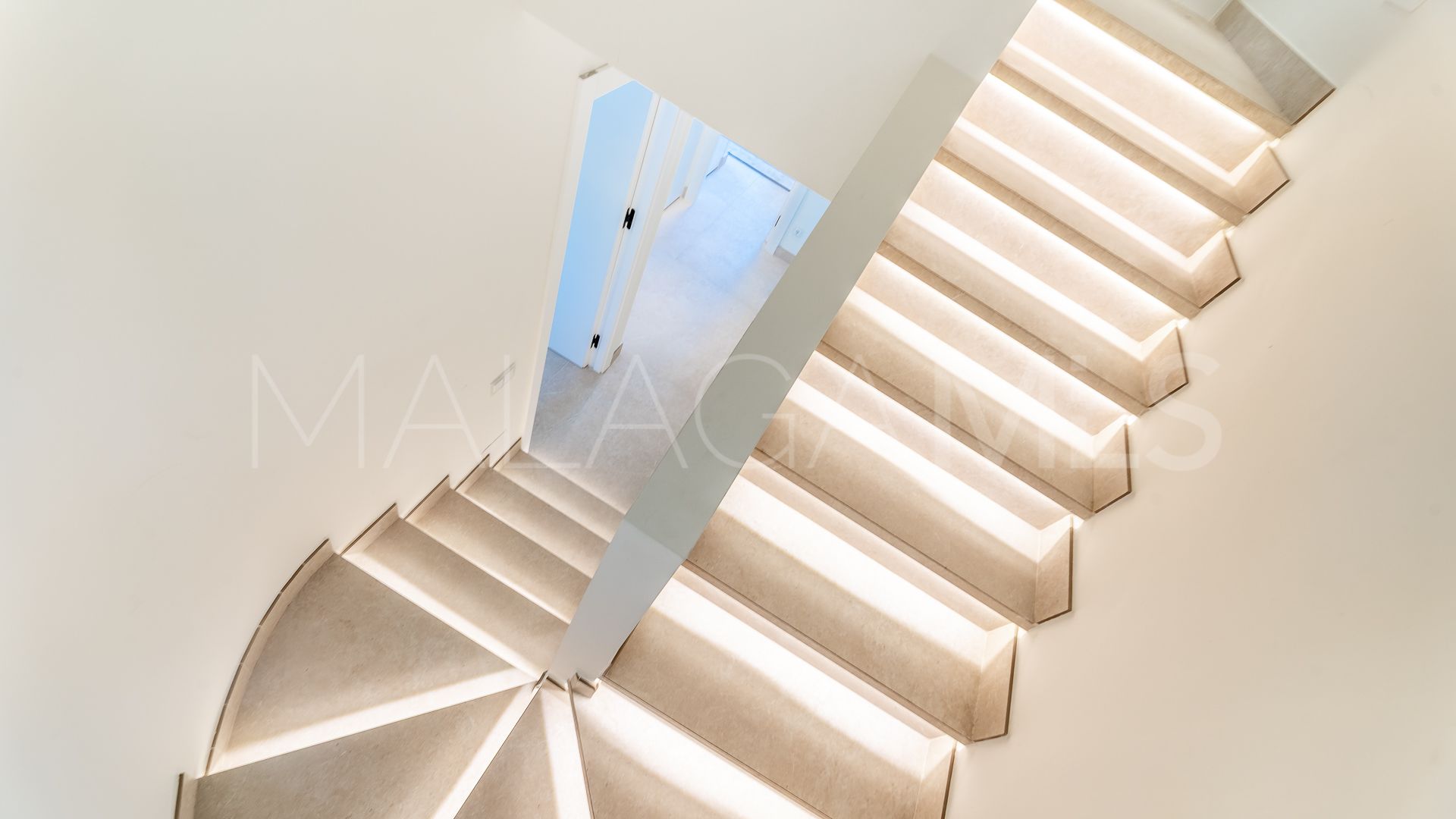 Adosado for sale in Beach Side New Golden Mile with 4 bedrooms