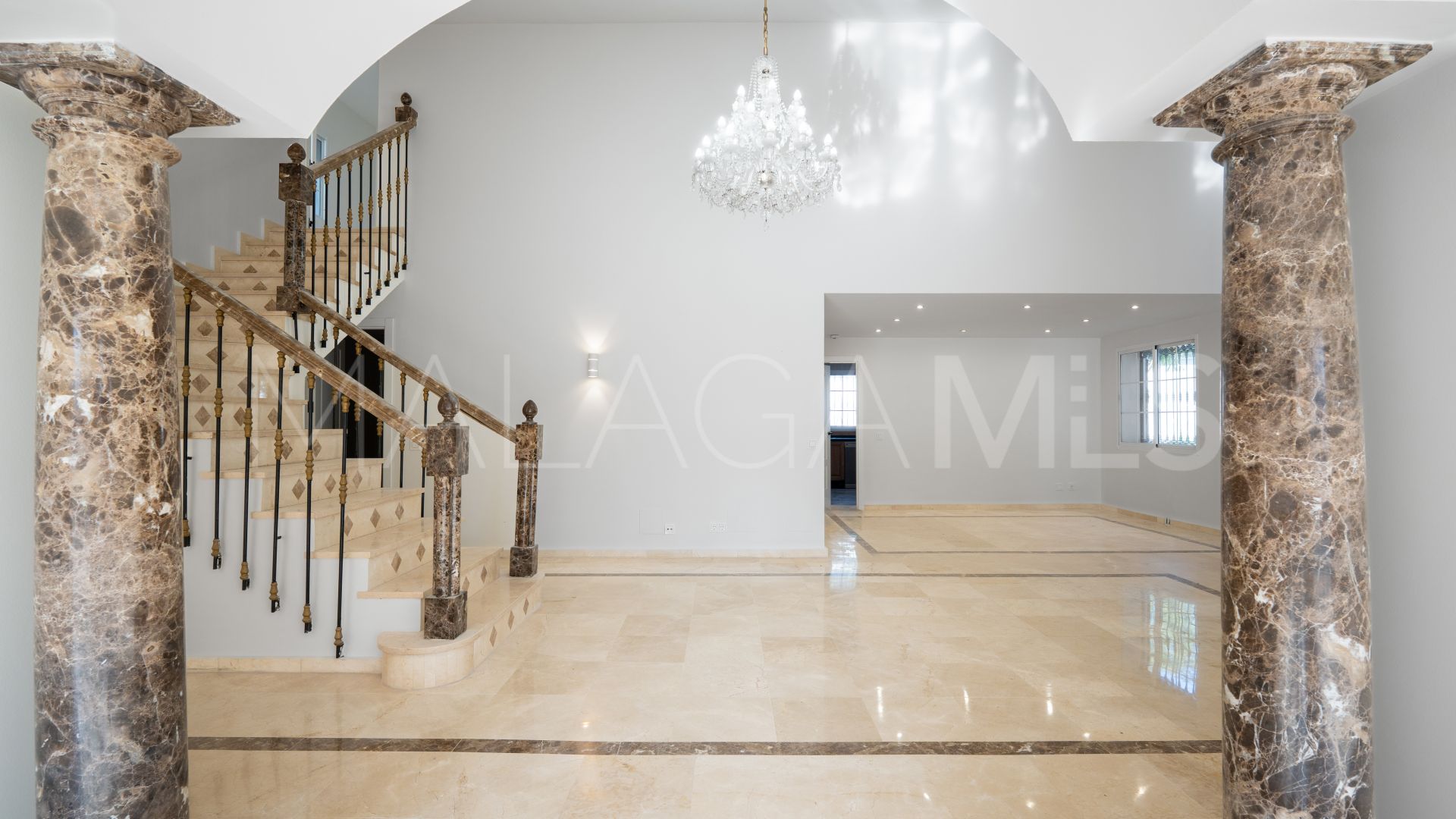 Villa for sale in Nueva Andalucia