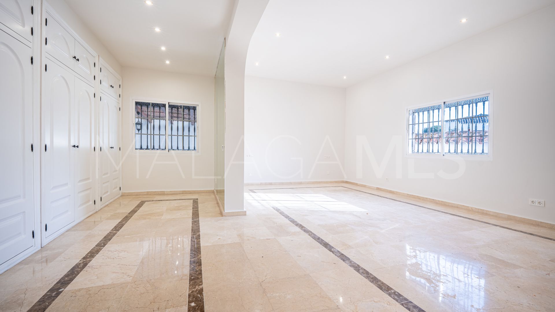 Villa for sale in Nueva Andalucia