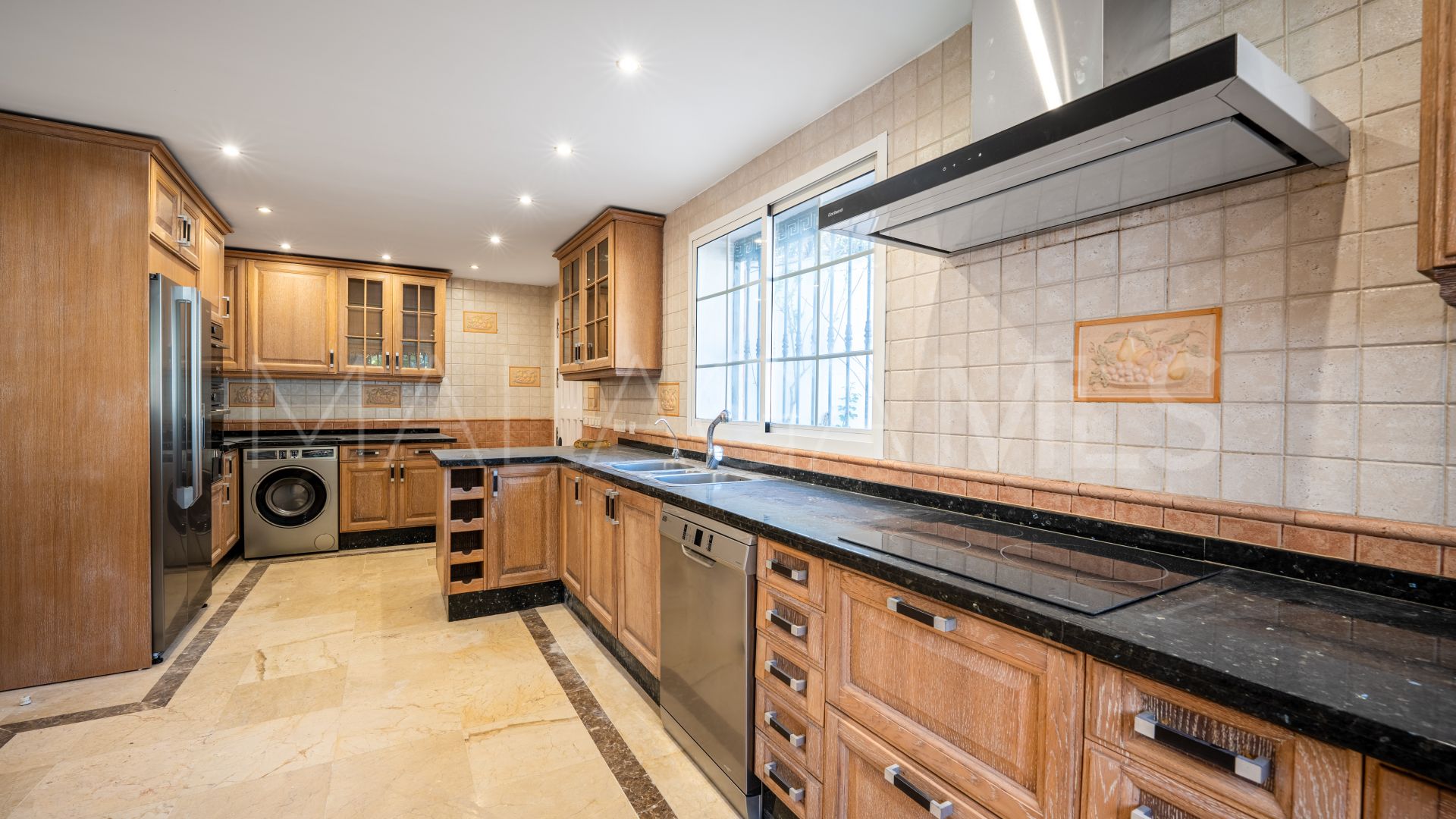 Villa for sale in Nueva Andalucia