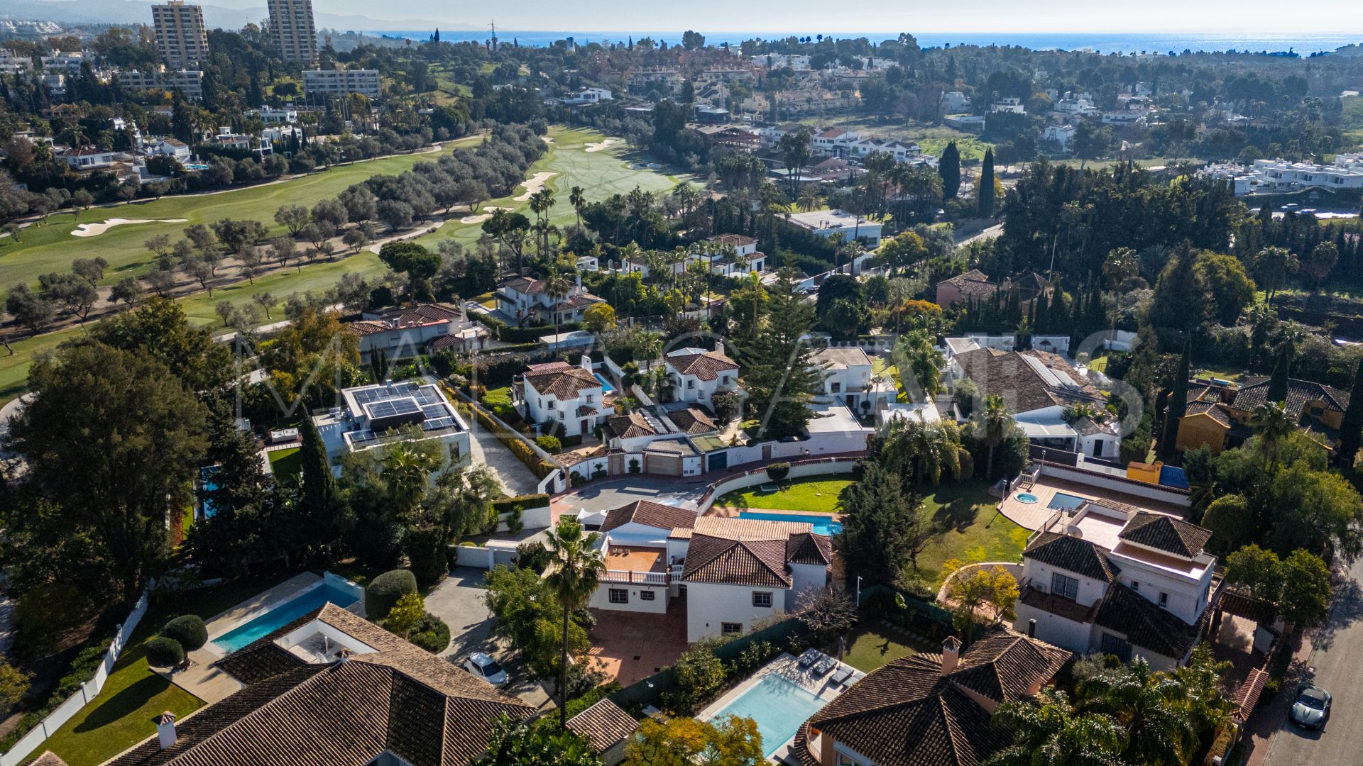 Villa for sale in Nueva Andalucia