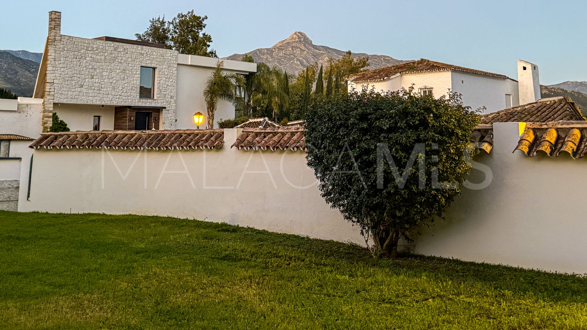 Villa for sale in Nueva Andalucia