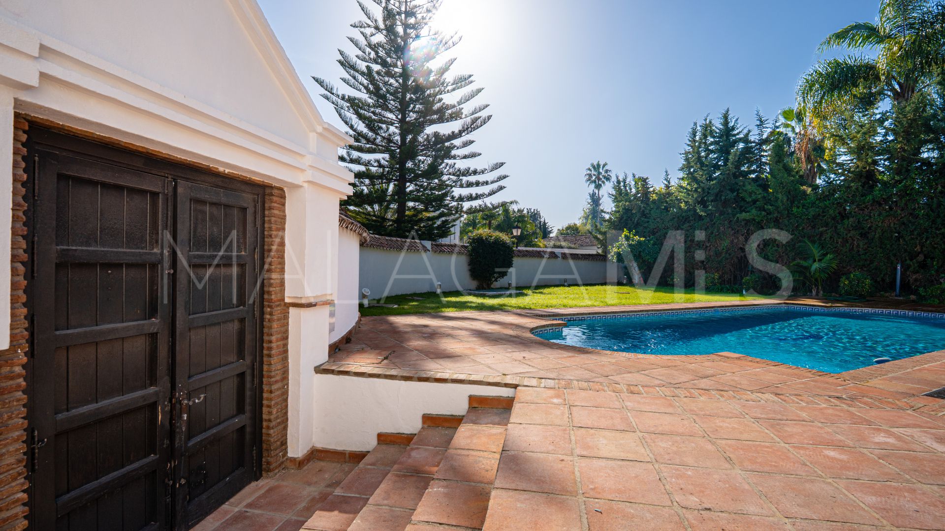 Villa for sale in Nueva Andalucia