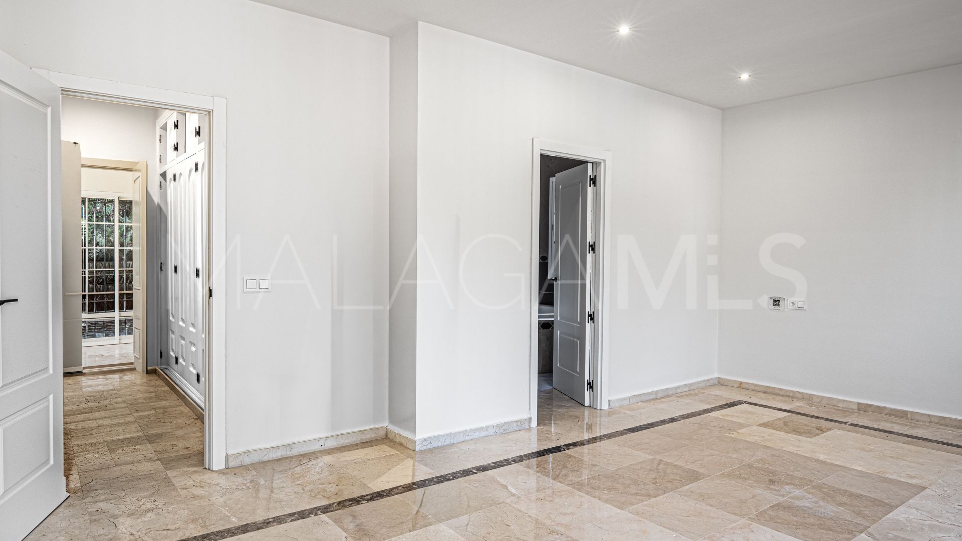 Villa for sale in Nueva Andalucia