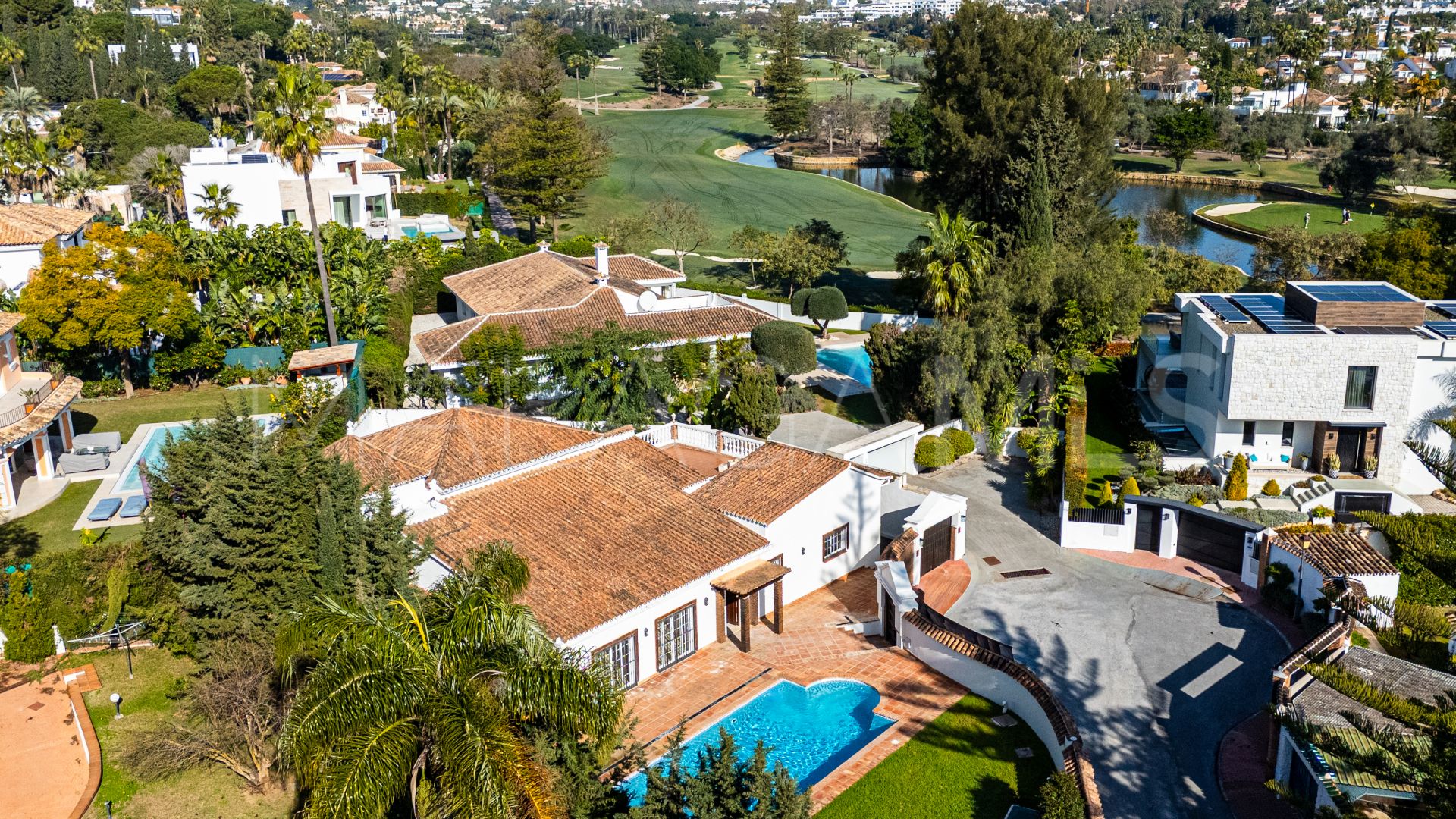 Villa for sale in Nueva Andalucia