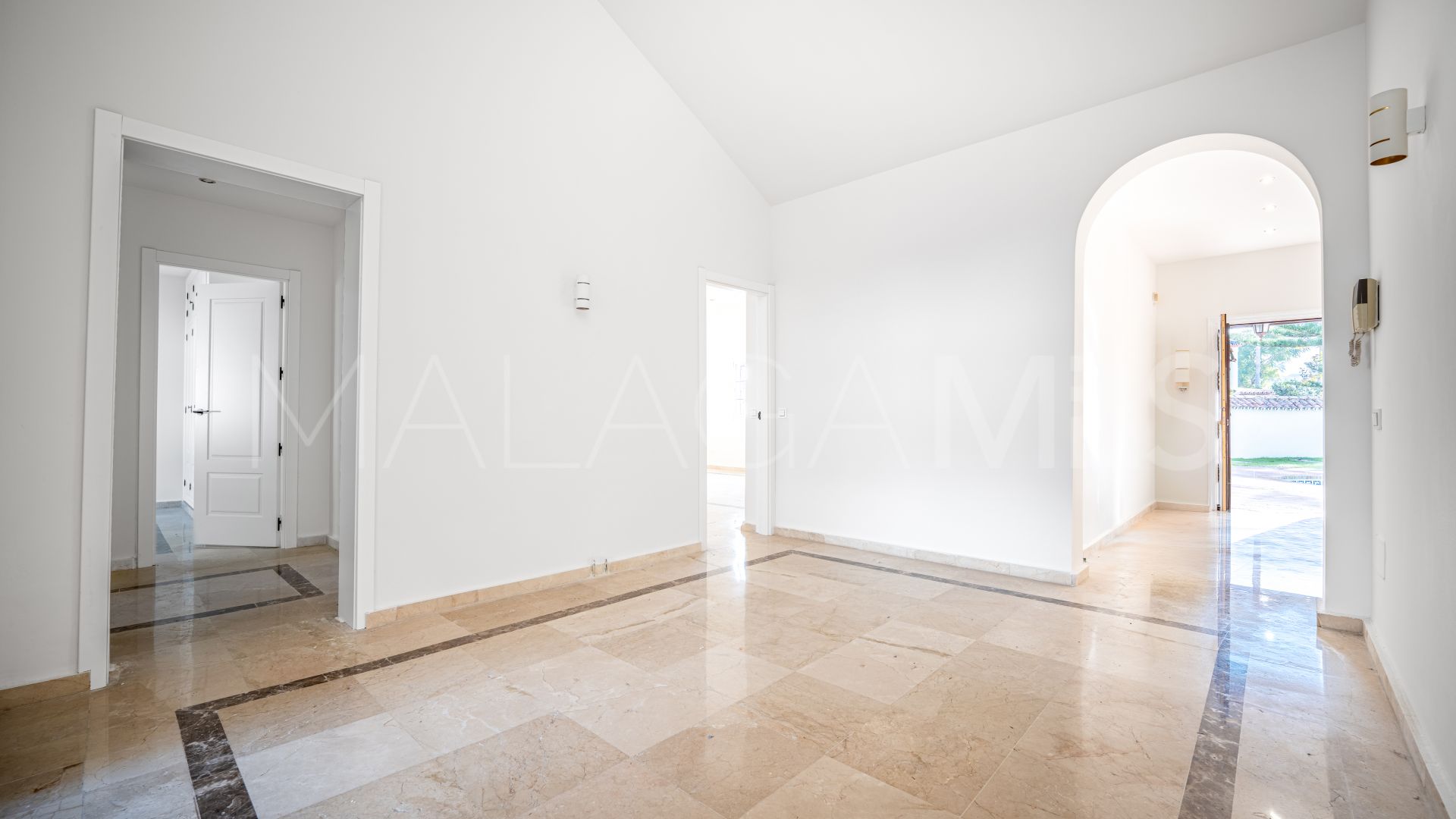 Villa for sale in Nueva Andalucia