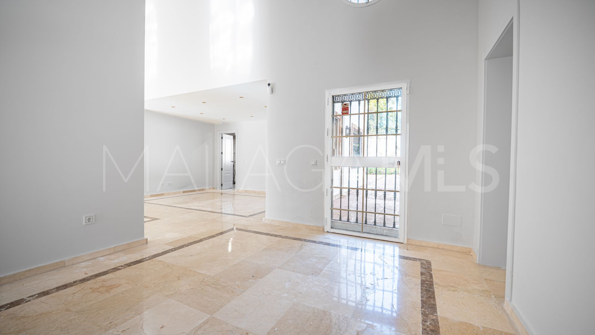 Villa for sale in Nueva Andalucia