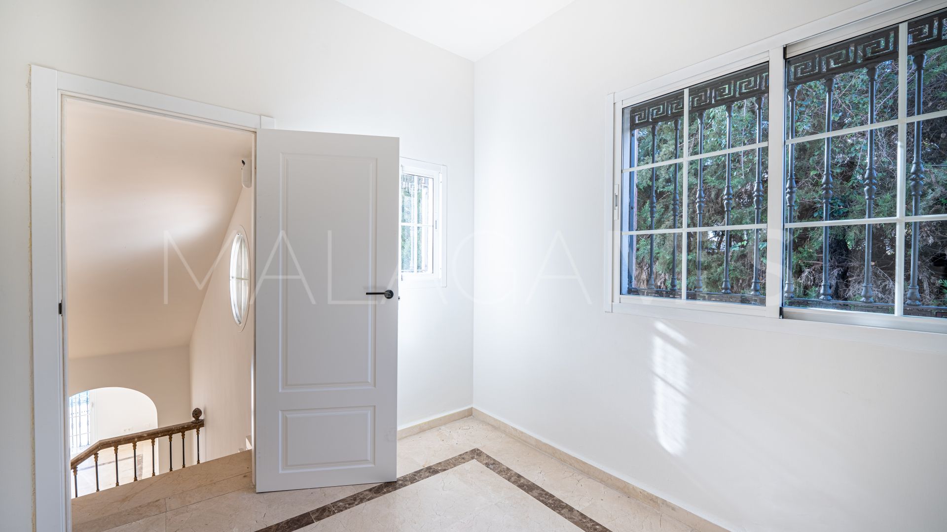 Villa for sale in Nueva Andalucia