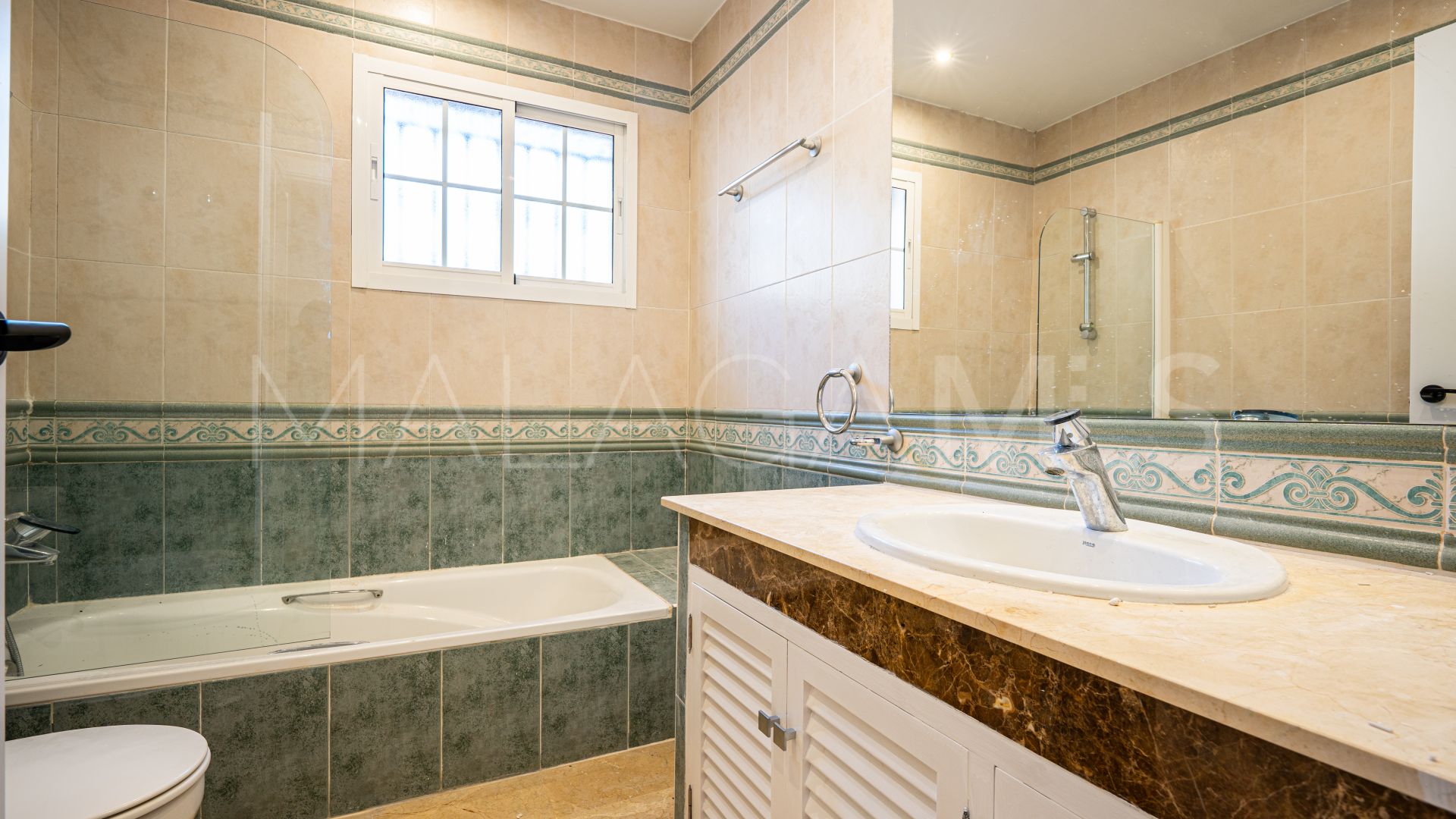 Villa for sale in Nueva Andalucia