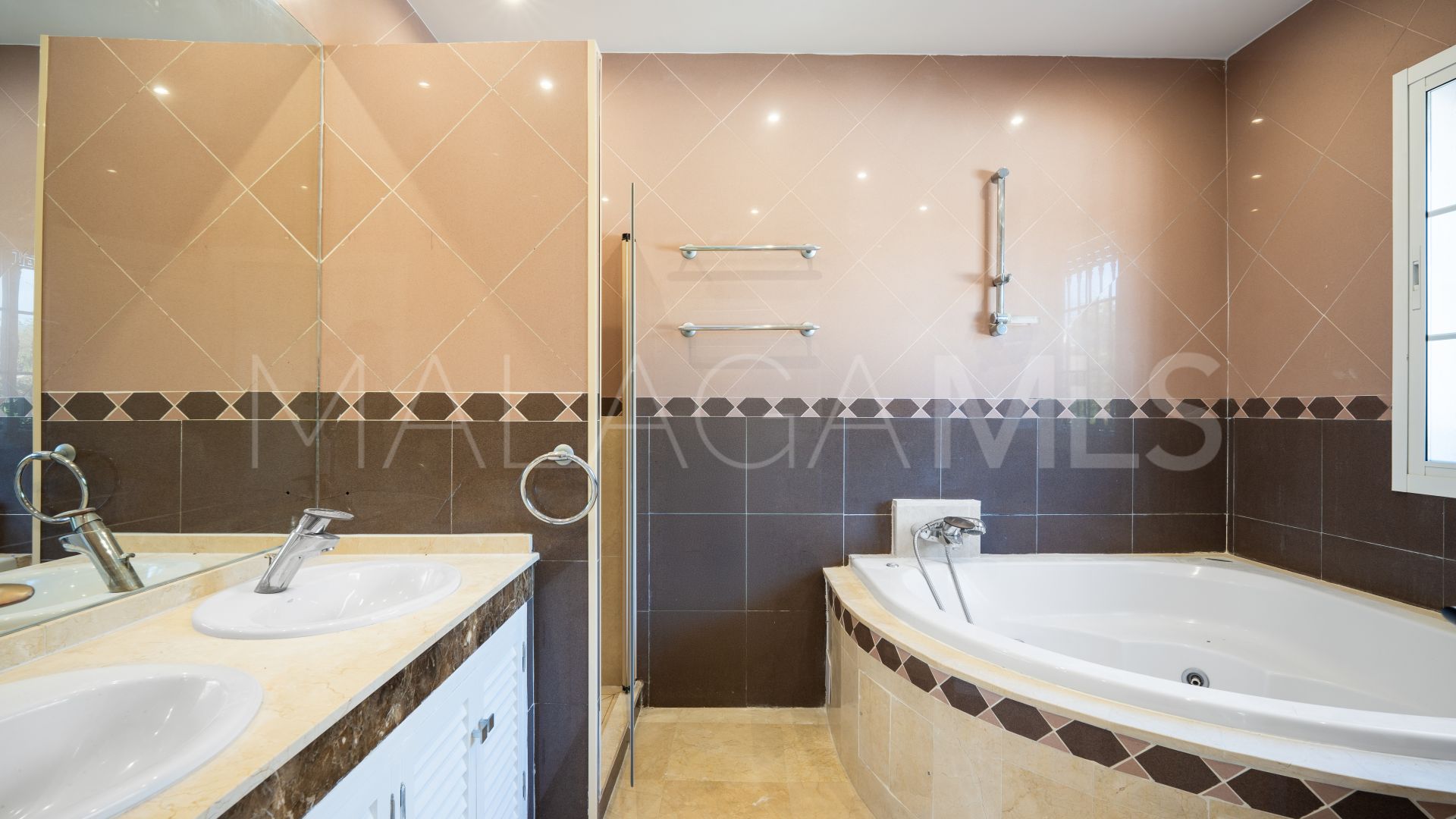 Villa for sale in Nueva Andalucia