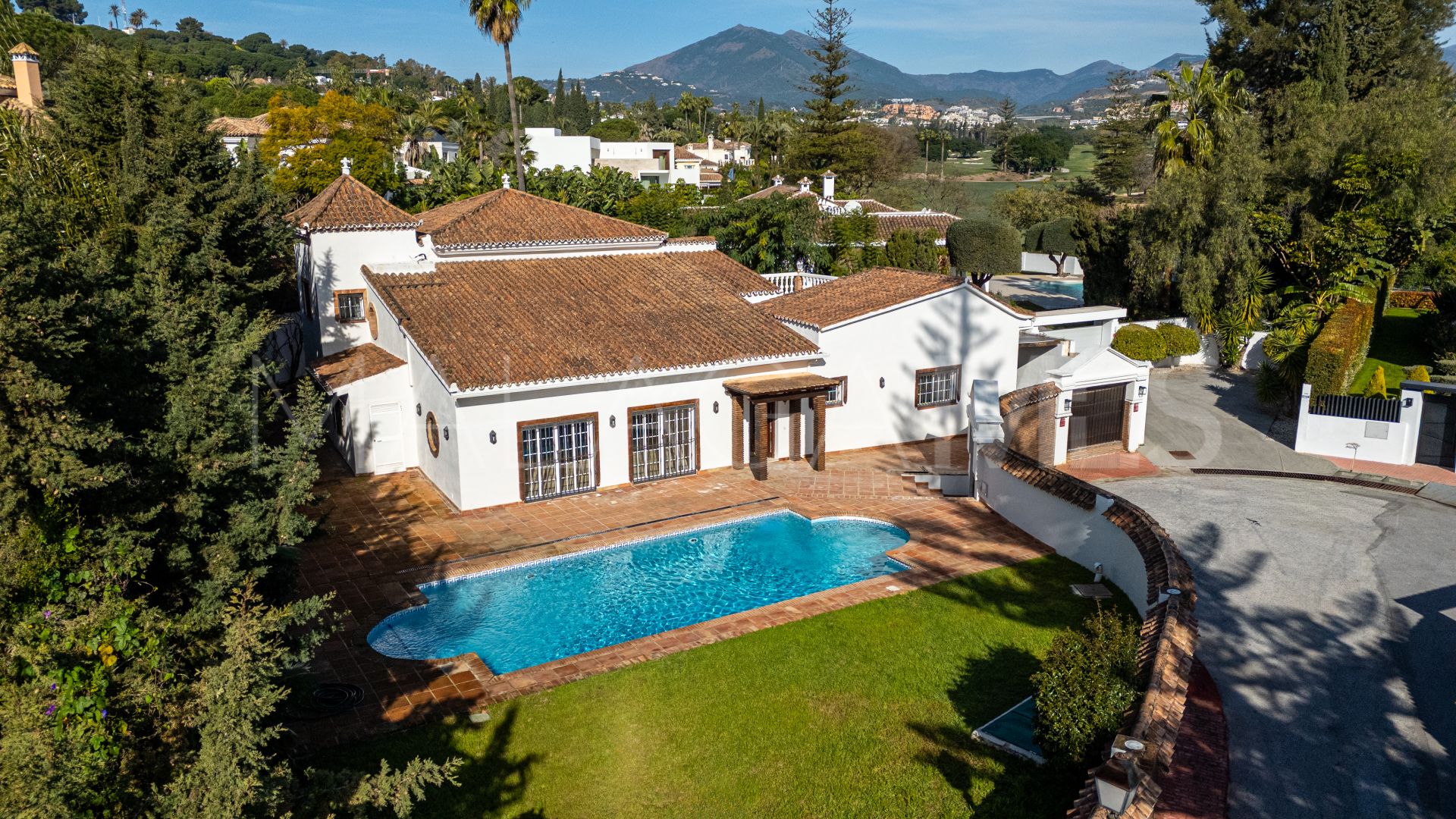 Villa for sale in Nueva Andalucia