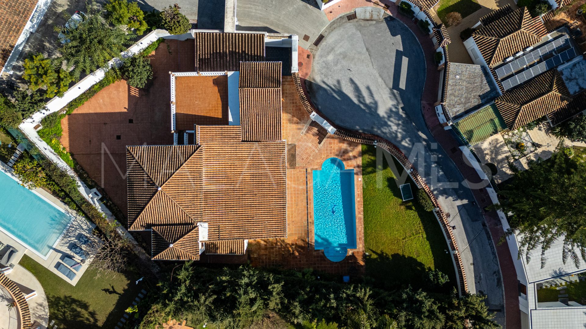 Villa for sale in Nueva Andalucia