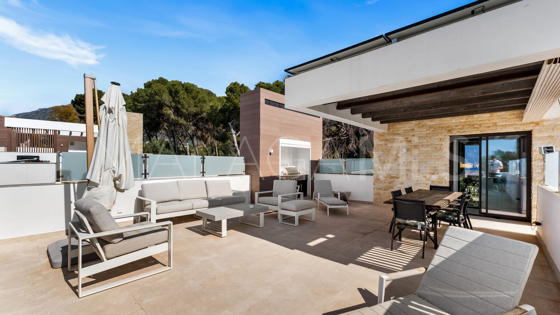 Buy villa with 4 bedrooms in Golden Mile