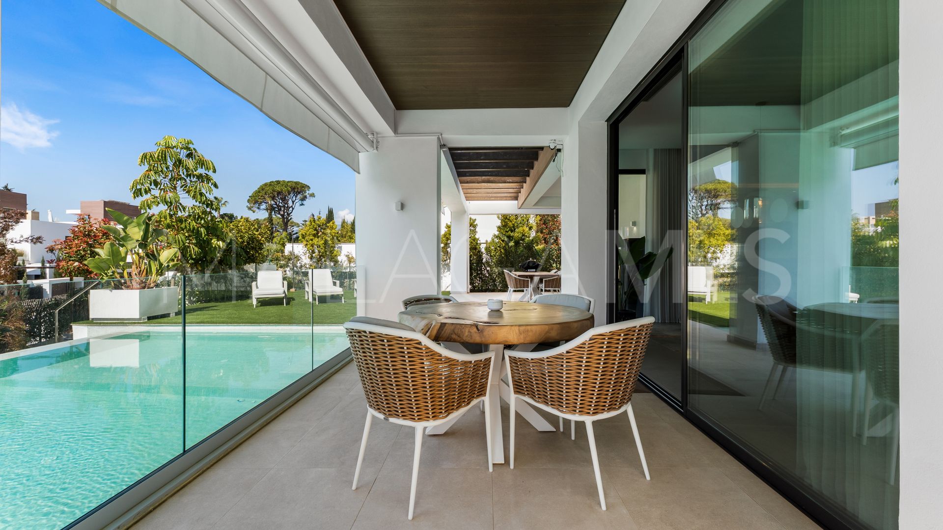 Buy villa with 4 bedrooms in Golden Mile