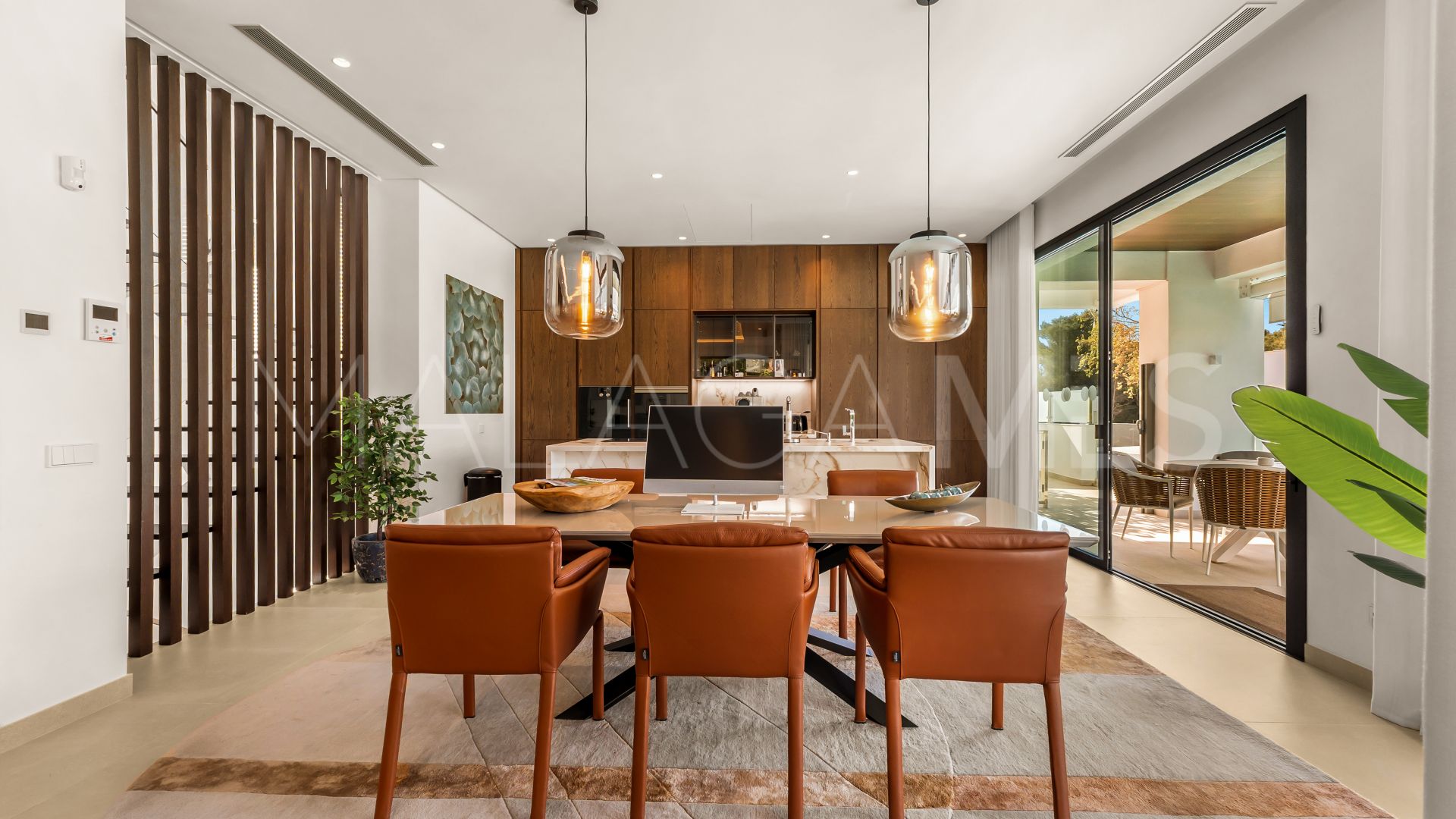 Buy villa with 4 bedrooms in Golden Mile