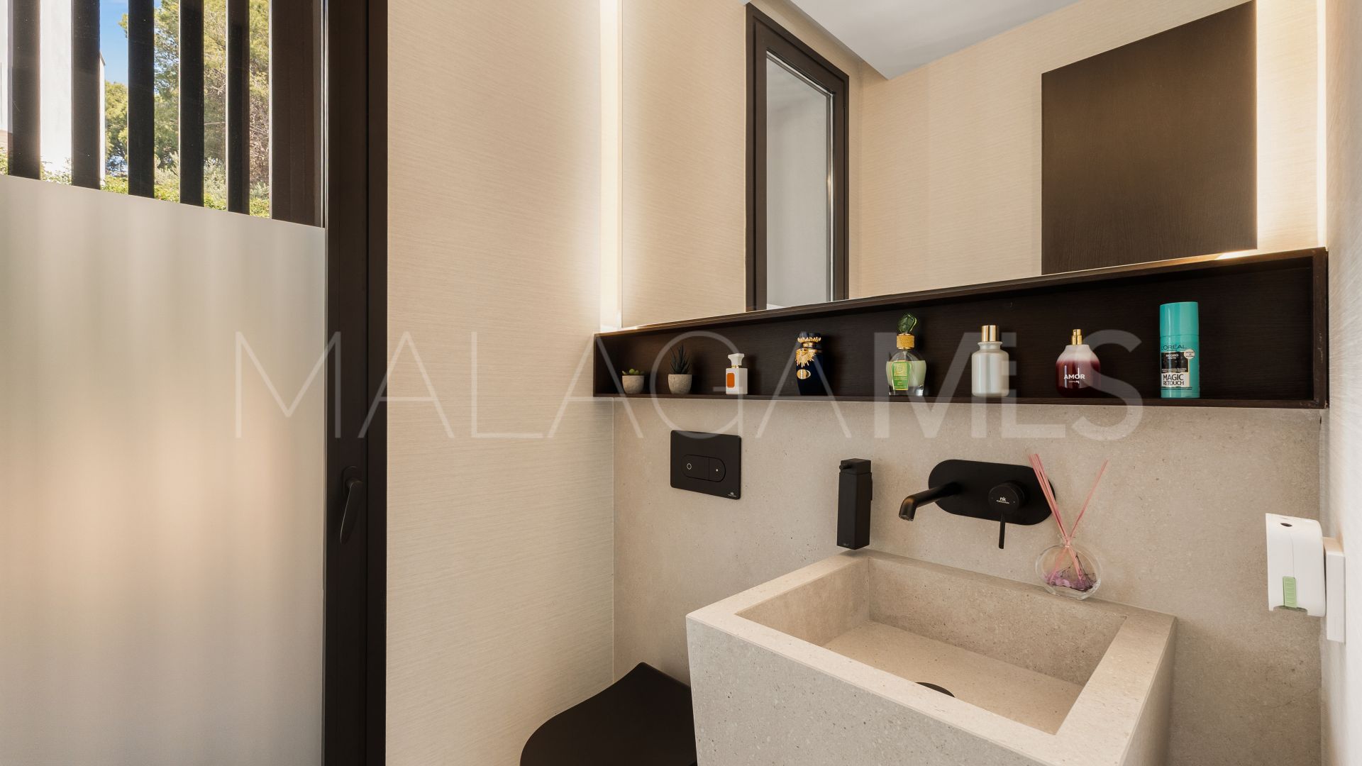 Buy villa with 4 bedrooms in Golden Mile