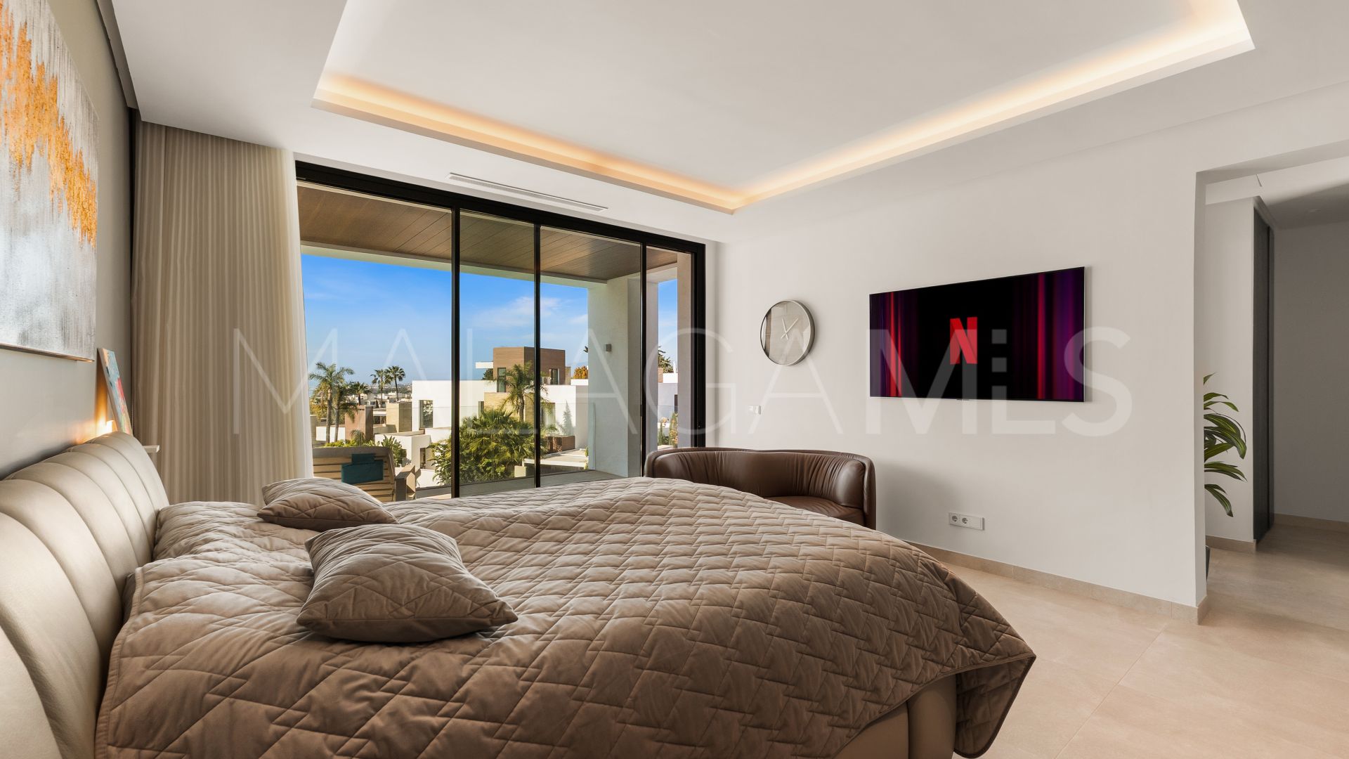 Buy villa with 4 bedrooms in Golden Mile