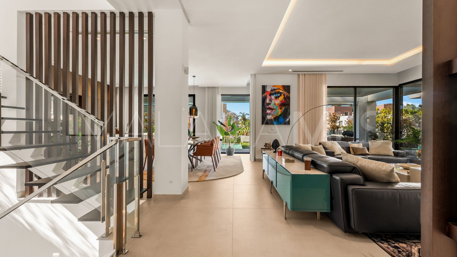 Buy villa with 4 bedrooms in Golden Mile