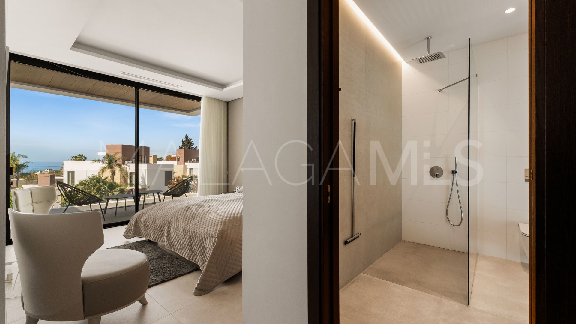 Buy villa with 4 bedrooms in Golden Mile