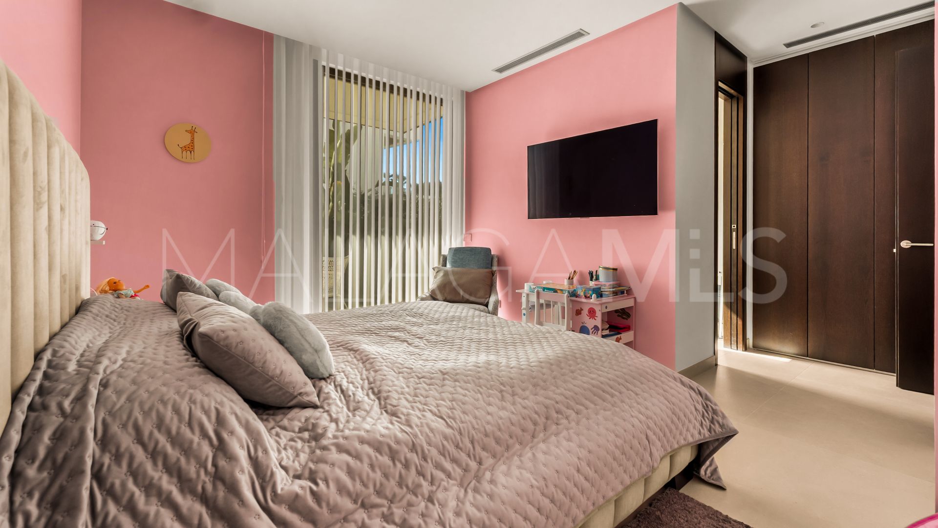 Buy villa with 4 bedrooms in Golden Mile