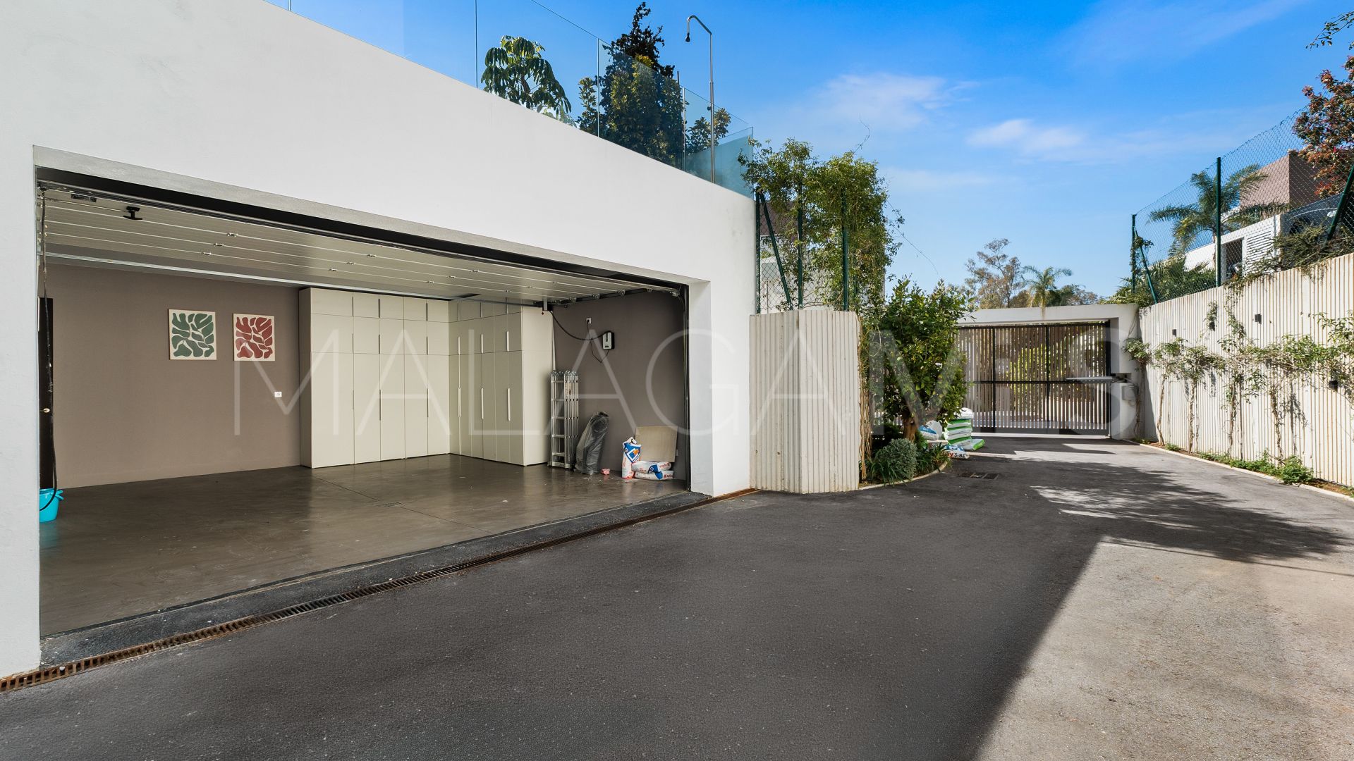 Buy villa with 4 bedrooms in Golden Mile