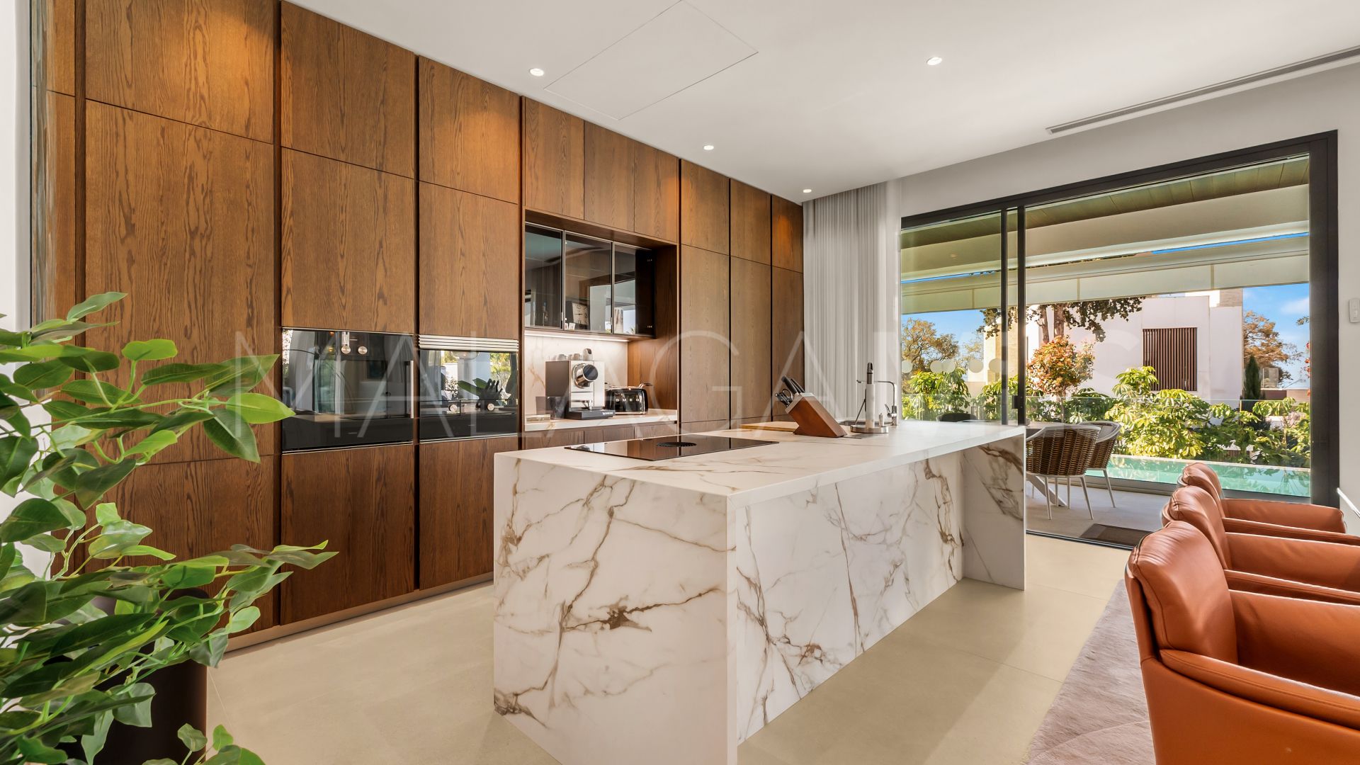 Buy villa with 4 bedrooms in Golden Mile