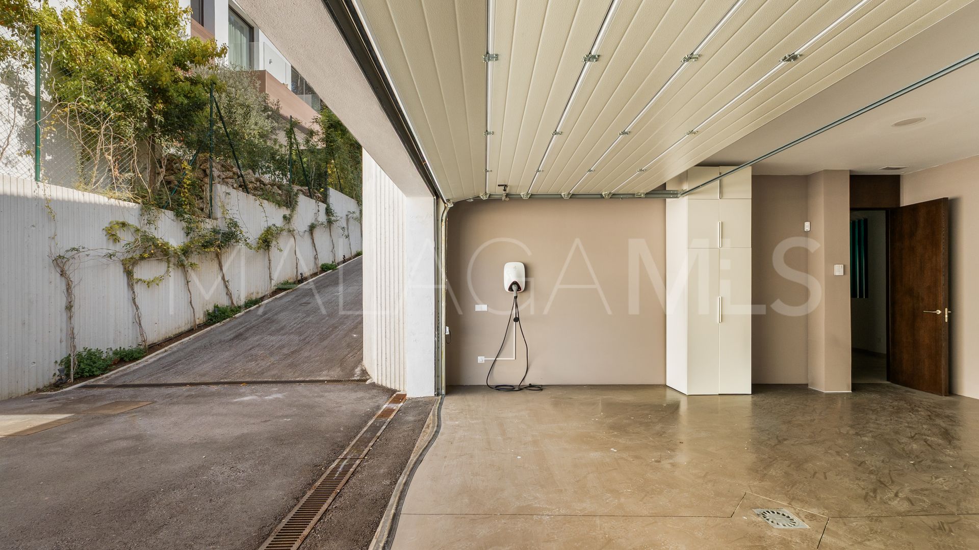 Buy villa with 4 bedrooms in Golden Mile