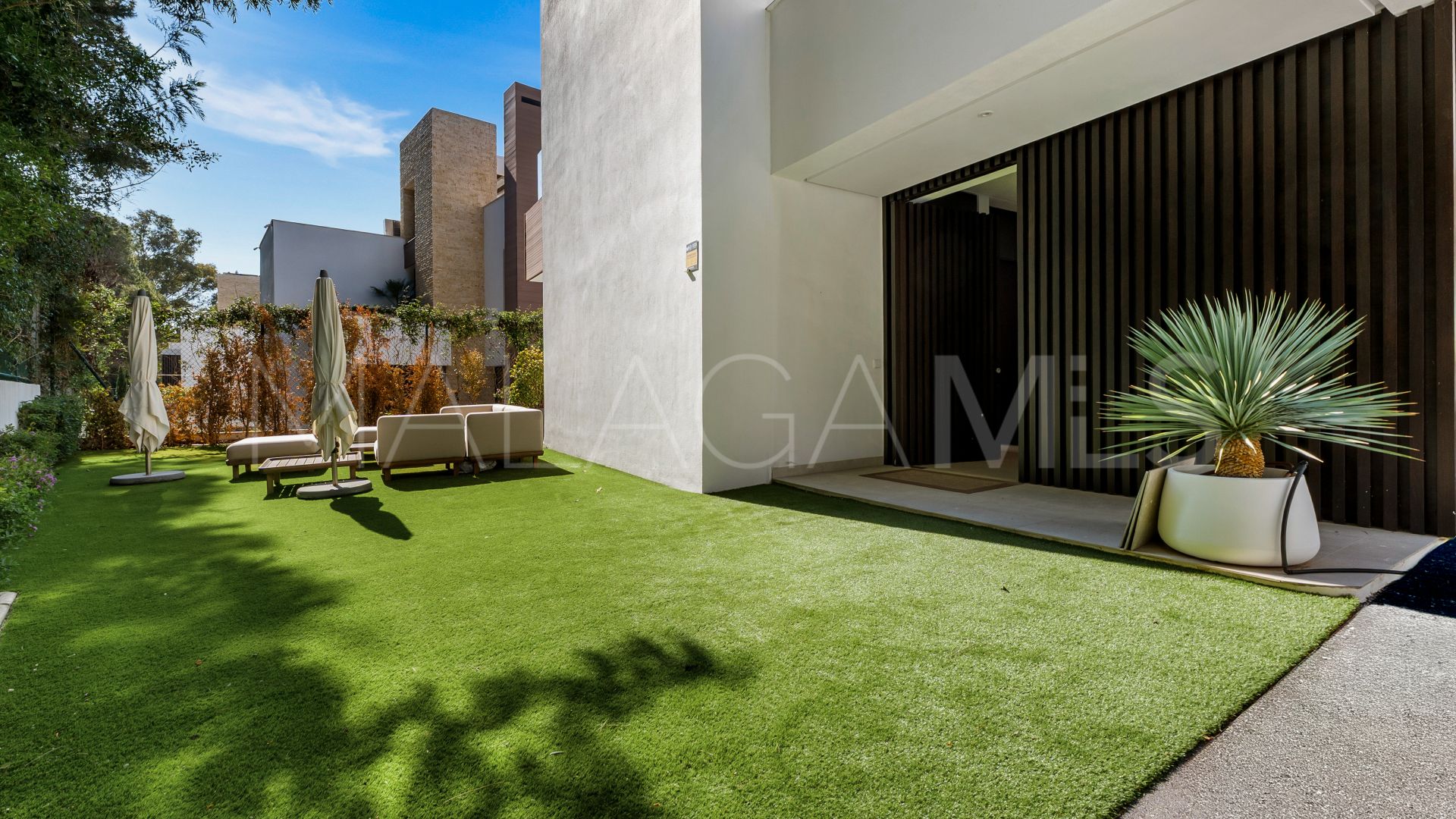 Buy villa with 4 bedrooms in Golden Mile