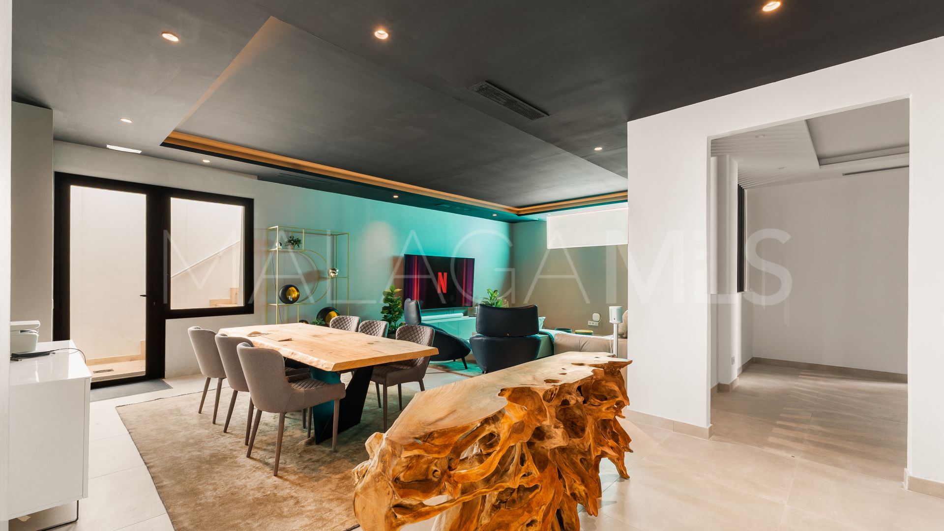 Buy villa with 4 bedrooms in Golden Mile