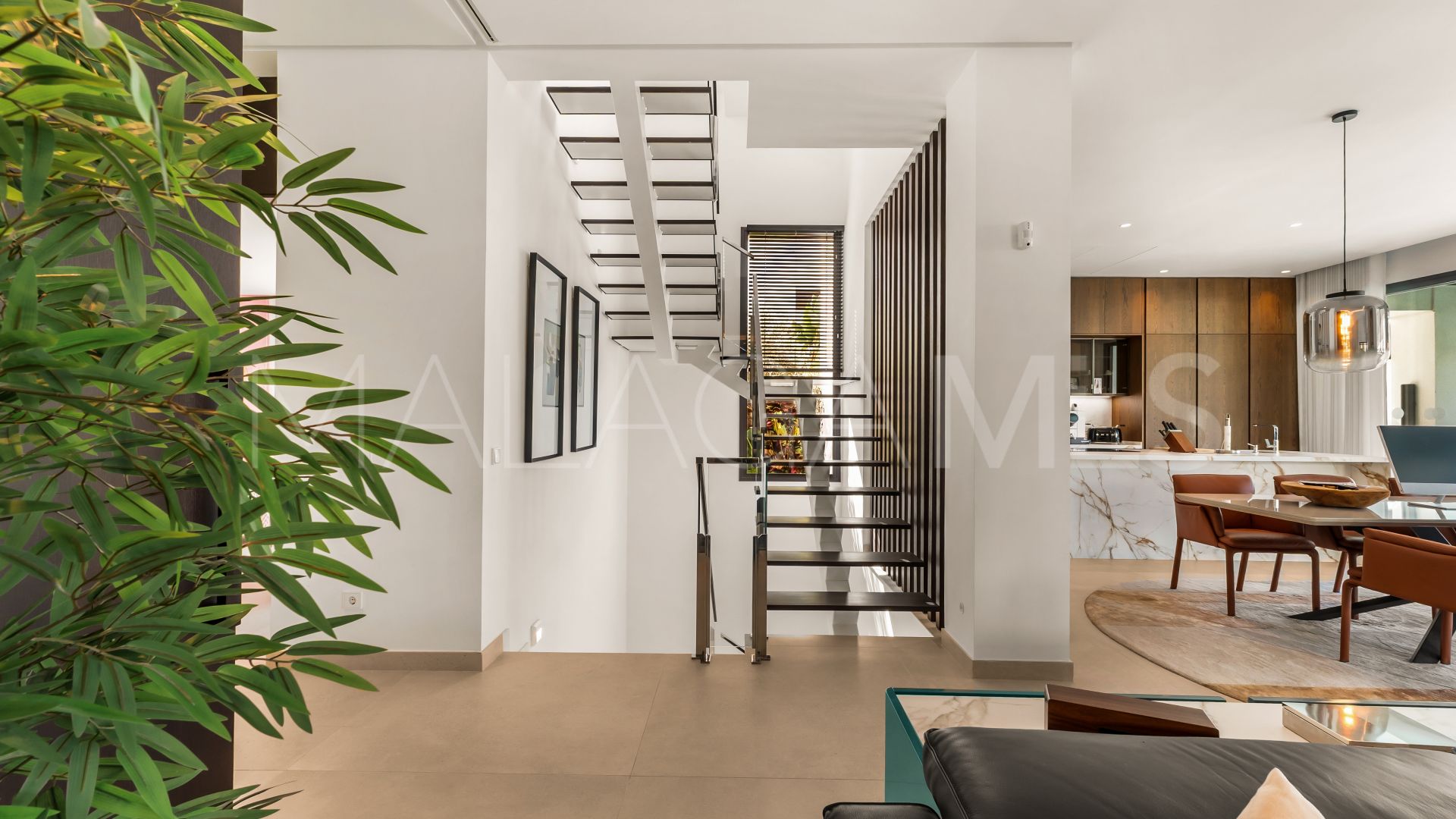 Buy villa with 4 bedrooms in Golden Mile