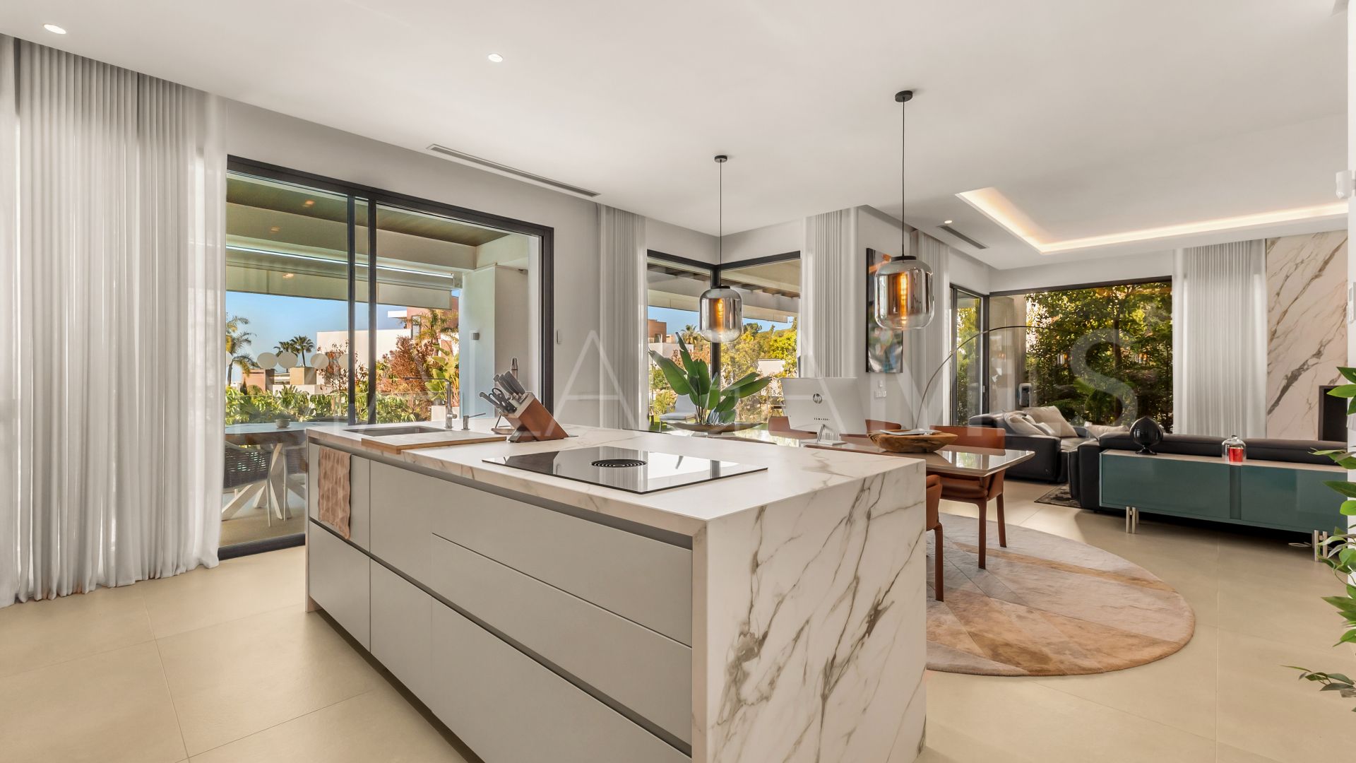 Buy villa with 4 bedrooms in Golden Mile