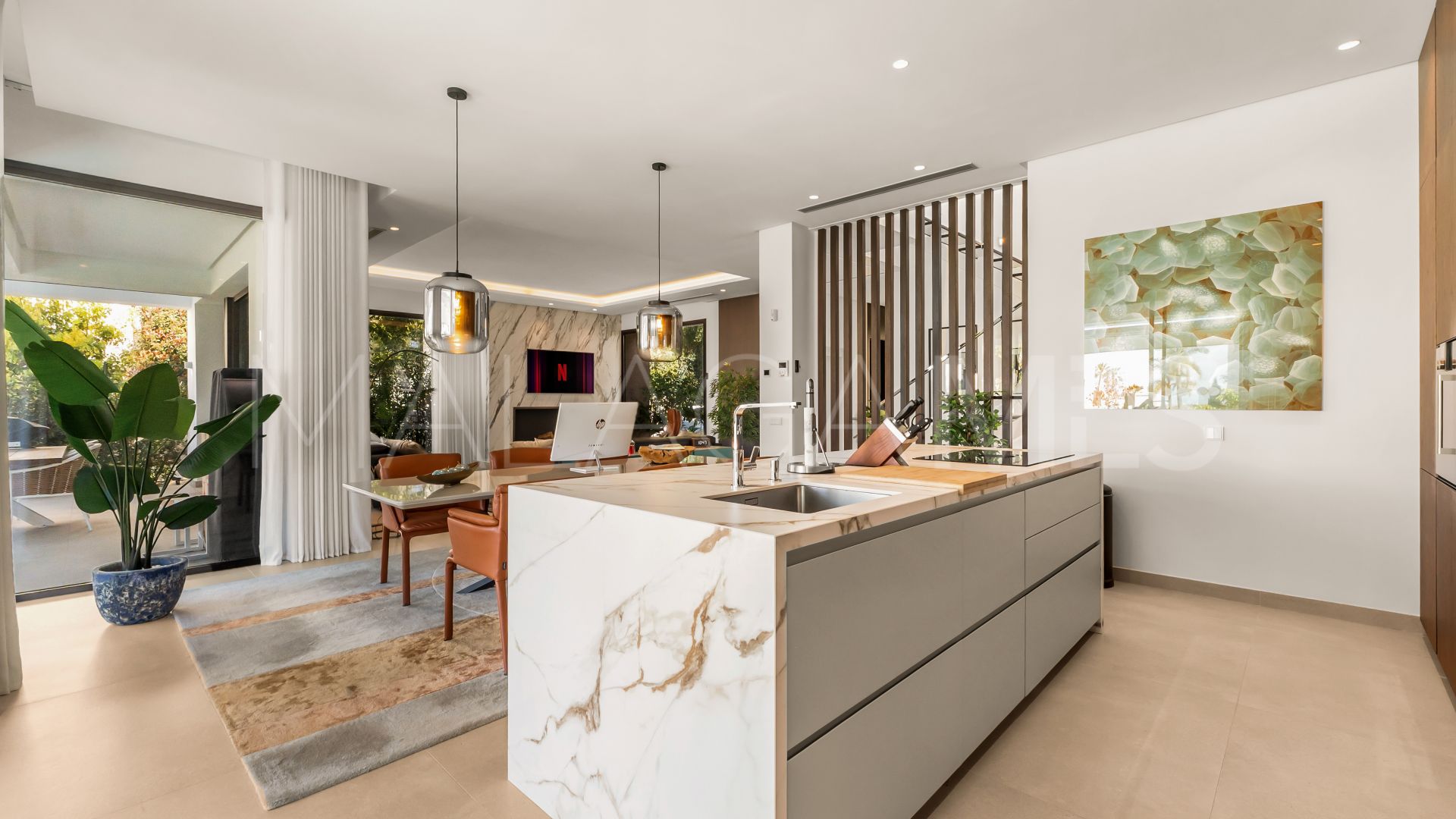 Buy villa with 4 bedrooms in Golden Mile