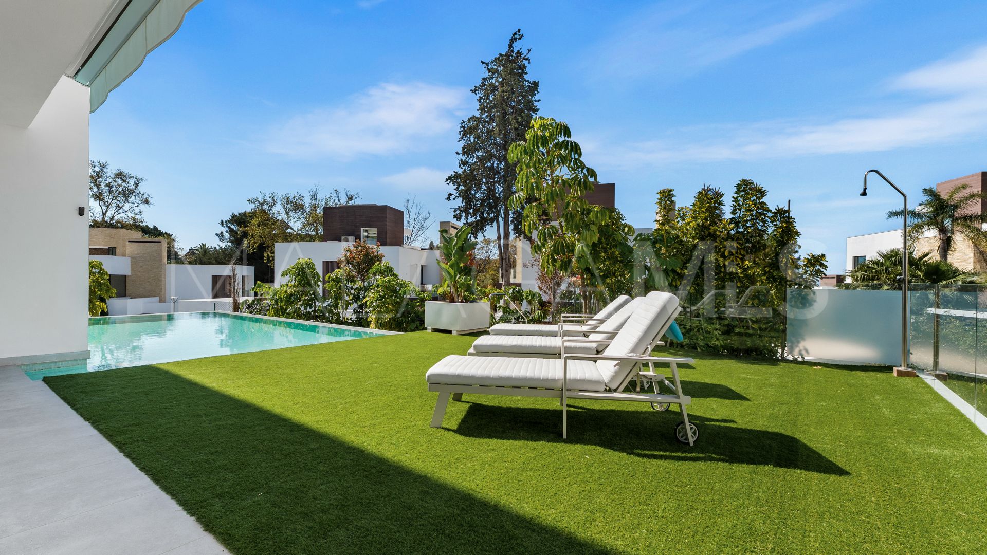 Buy villa with 4 bedrooms in Golden Mile