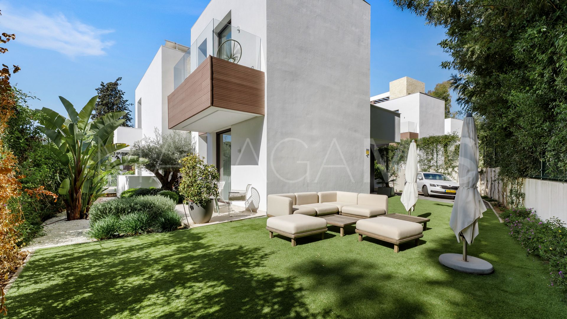 Buy villa with 4 bedrooms in Golden Mile