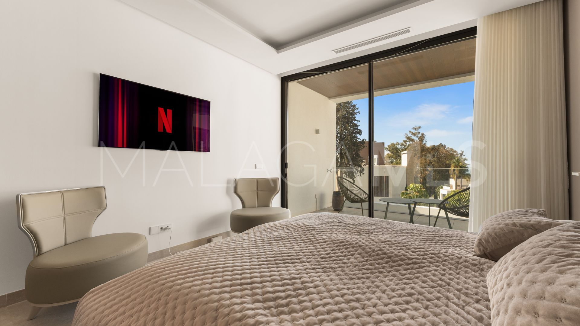 Buy villa with 4 bedrooms in Golden Mile