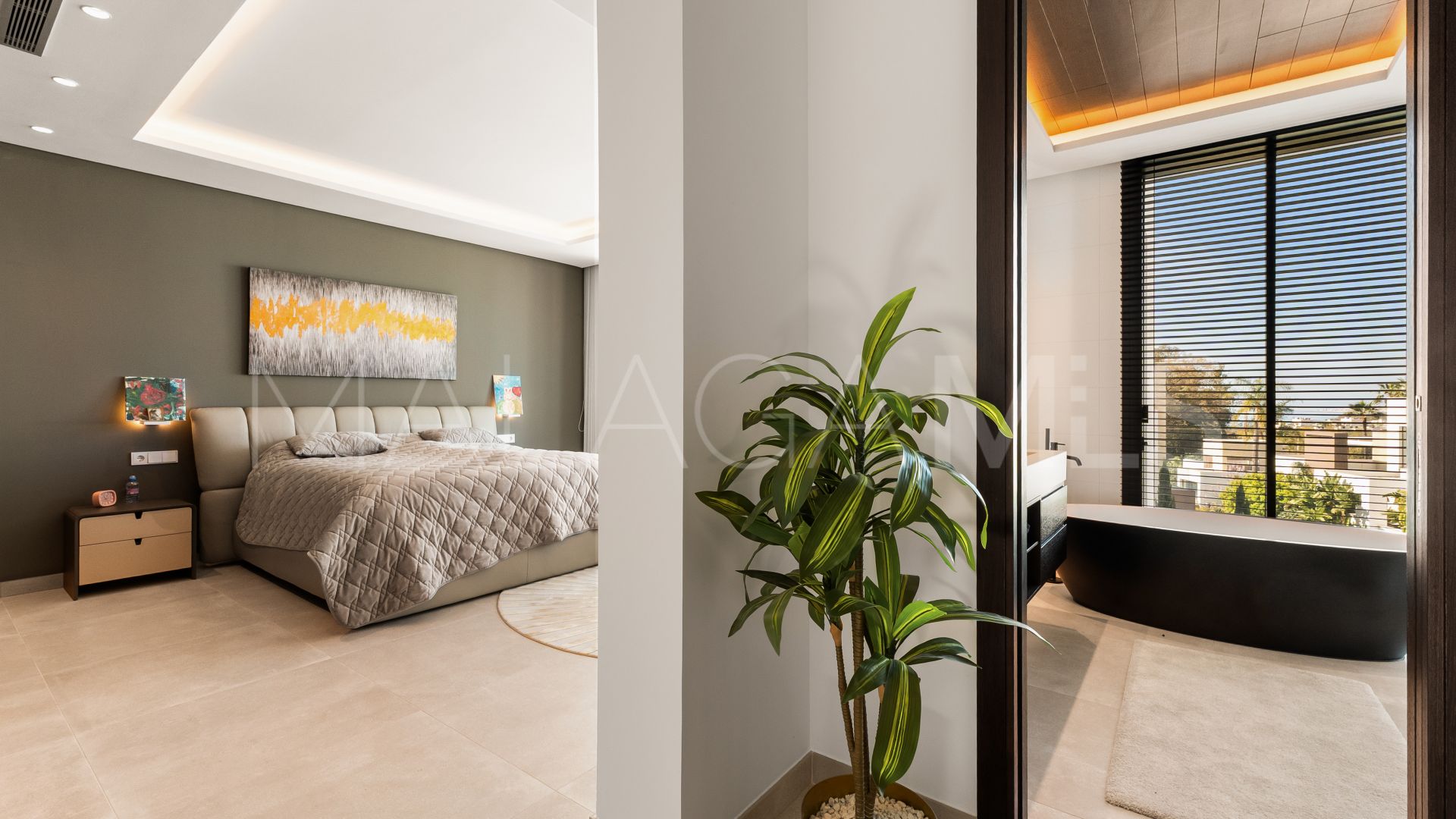 Buy villa with 4 bedrooms in Golden Mile